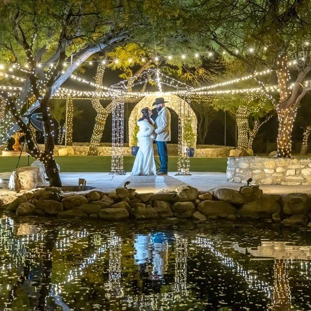 My last bride to take home her dress in 2024 sent me photos of her beautiful New Years Eve wedding. How dreamy is this desert ceremony in Arizona? 😍 Stephanie and I quickly became friends while working on this dress, and I confess we spent hours cha