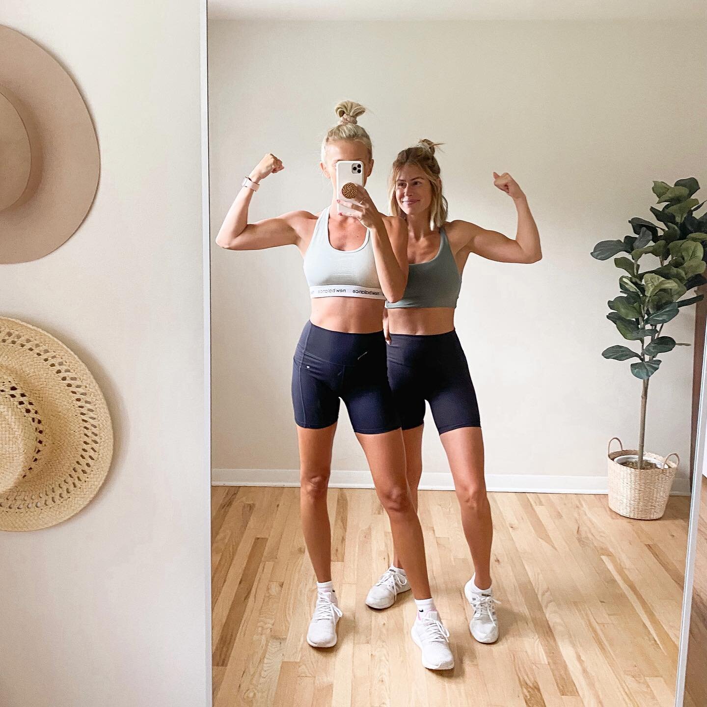 When you meet bad ass babes through IG, then all of a sudden they&rsquo;re at your house working out with you 😭💪🏼
 
Feeling super grateful today for all the incredible women I&rsquo;ve connected with over the years through this page 🤍  @samanthap