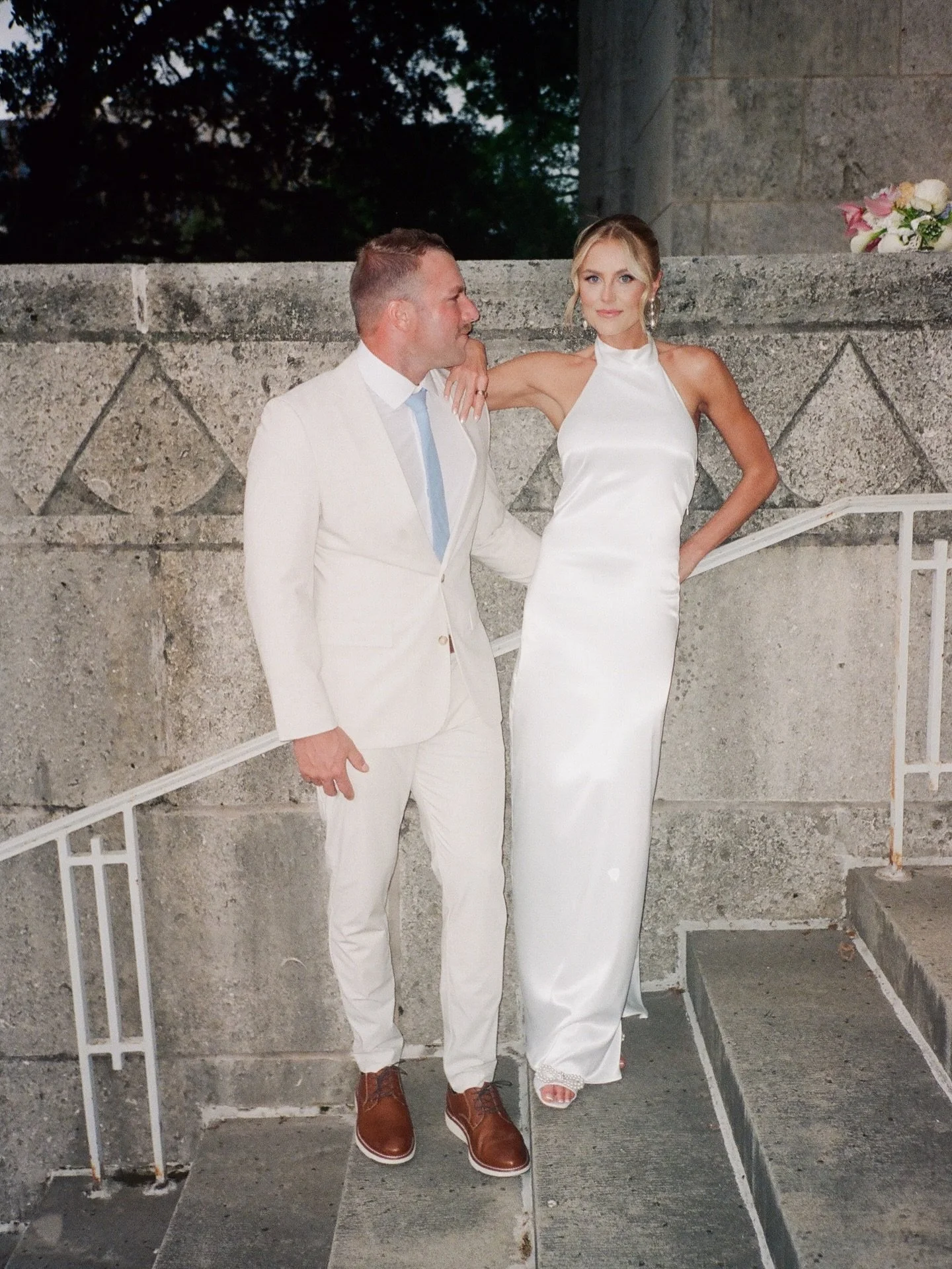 POV your hot mom and dad got married on film ❤️&zwj;🔥

@tobafloralstudio @khanums @quince.atx @batcitybakes @hairxmua_bynatalie @pinkscorpionweddingfilms

#courthousewedding #austincourthousewedding #traviscountycourthouse #courthouseweddingaustin