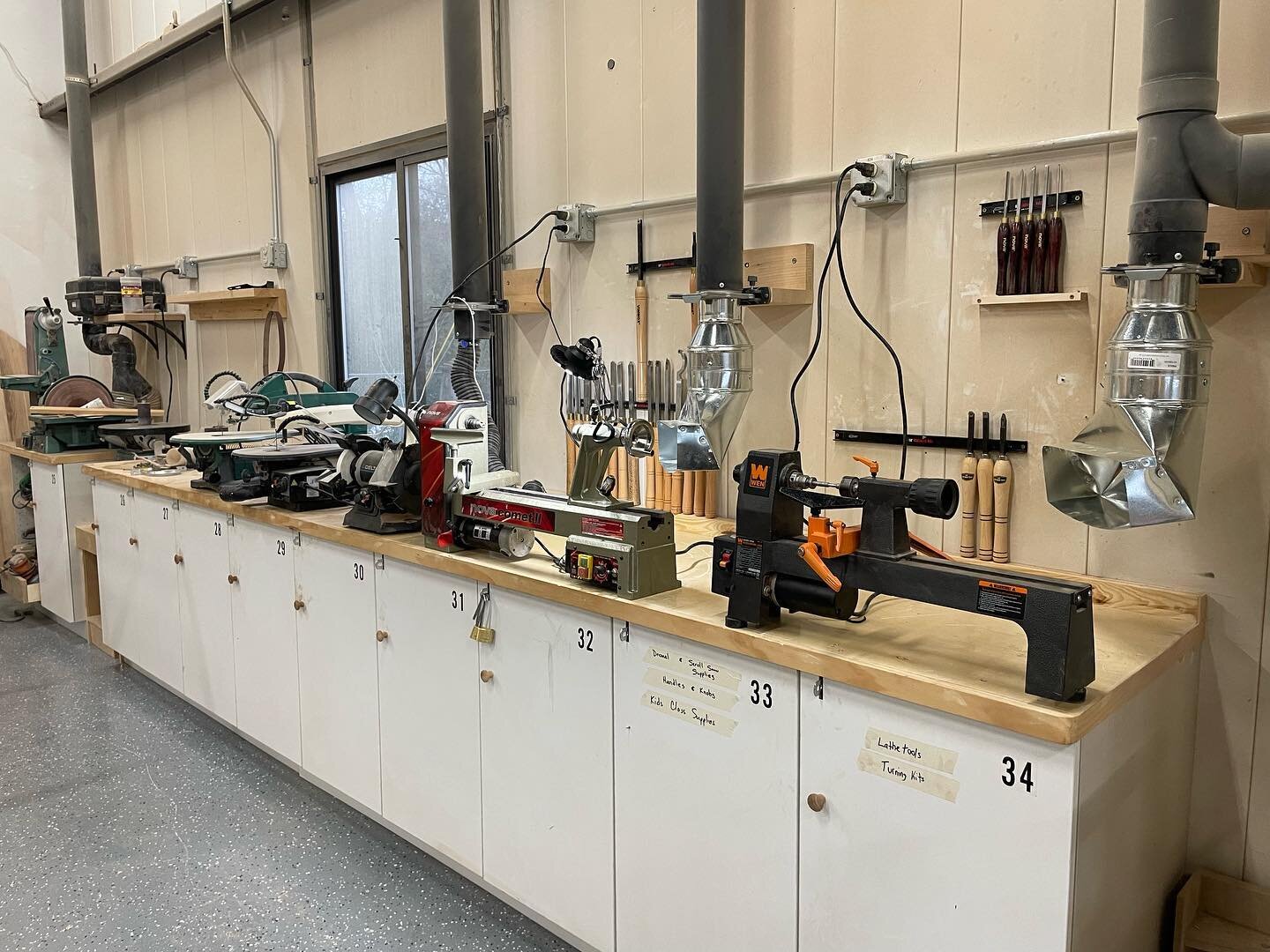 Big changes happening at the shop! We are in the process of reorganizing and deep cleaning. Check out our new lathe station!

#woodshop #woodworker #woodworkerlife #woodworkforall #woodworkshop #columbiamo #smallbusiness #localbusiness #lathe #woodtu