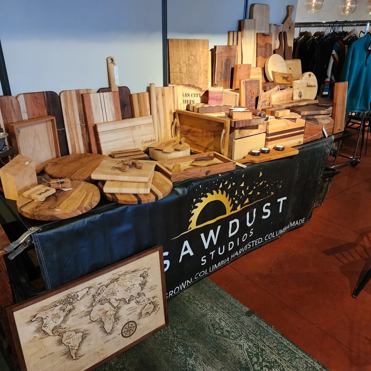 We're at Cherry Street Cellar today from 11-4 for their Holiday Makers Market. Come say hi and check out their beautiful space and all the other makers.

#sawduststudios #columbiamo #supportlocalbusiness #shopcomo #handmadegifts