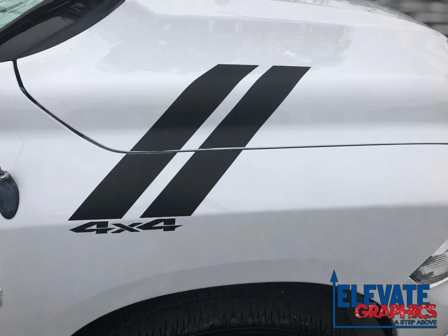 White 4x4 Racing Stripe Fender.jpg (Copy)