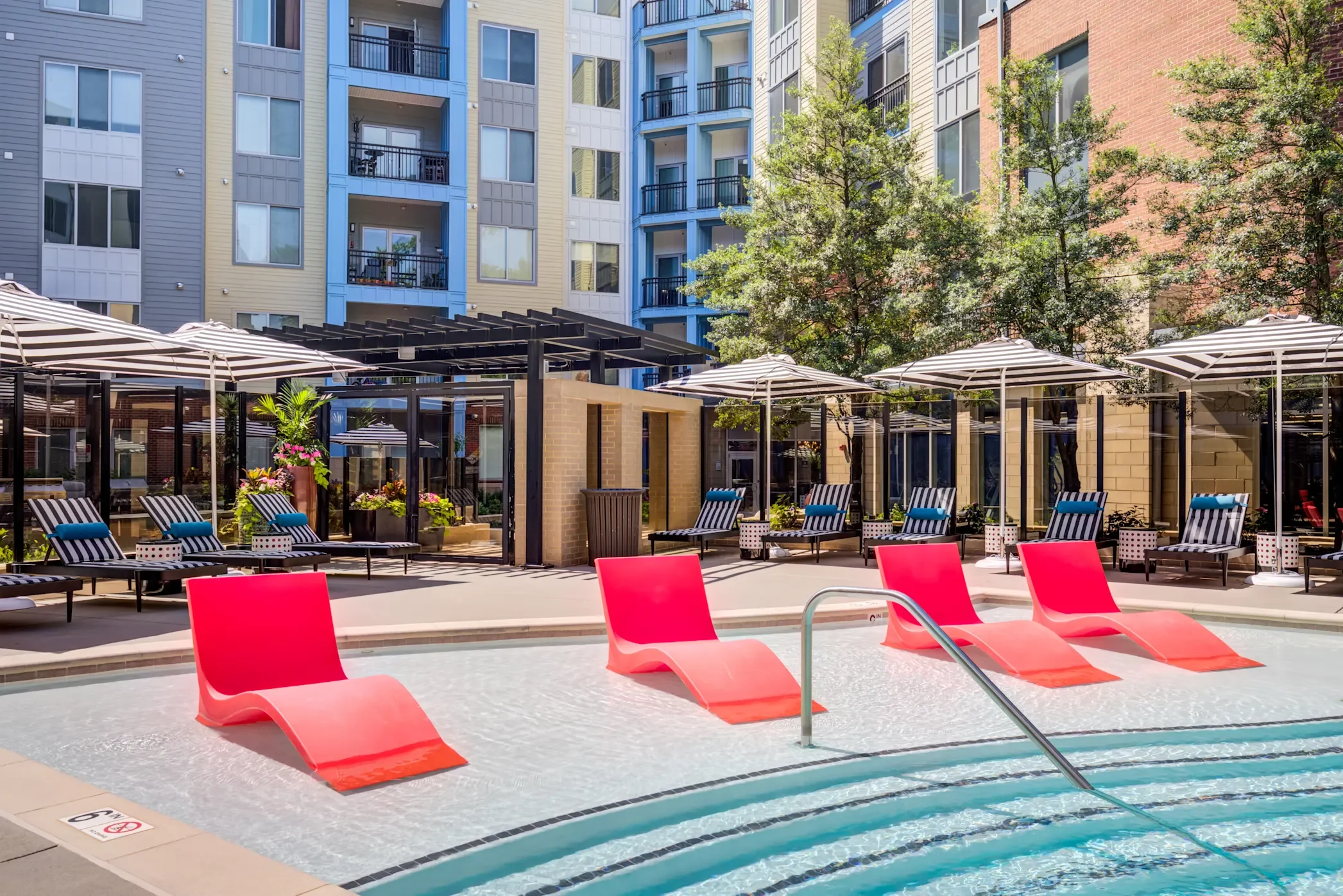 inspo_exterior_amenities_pool2.webp