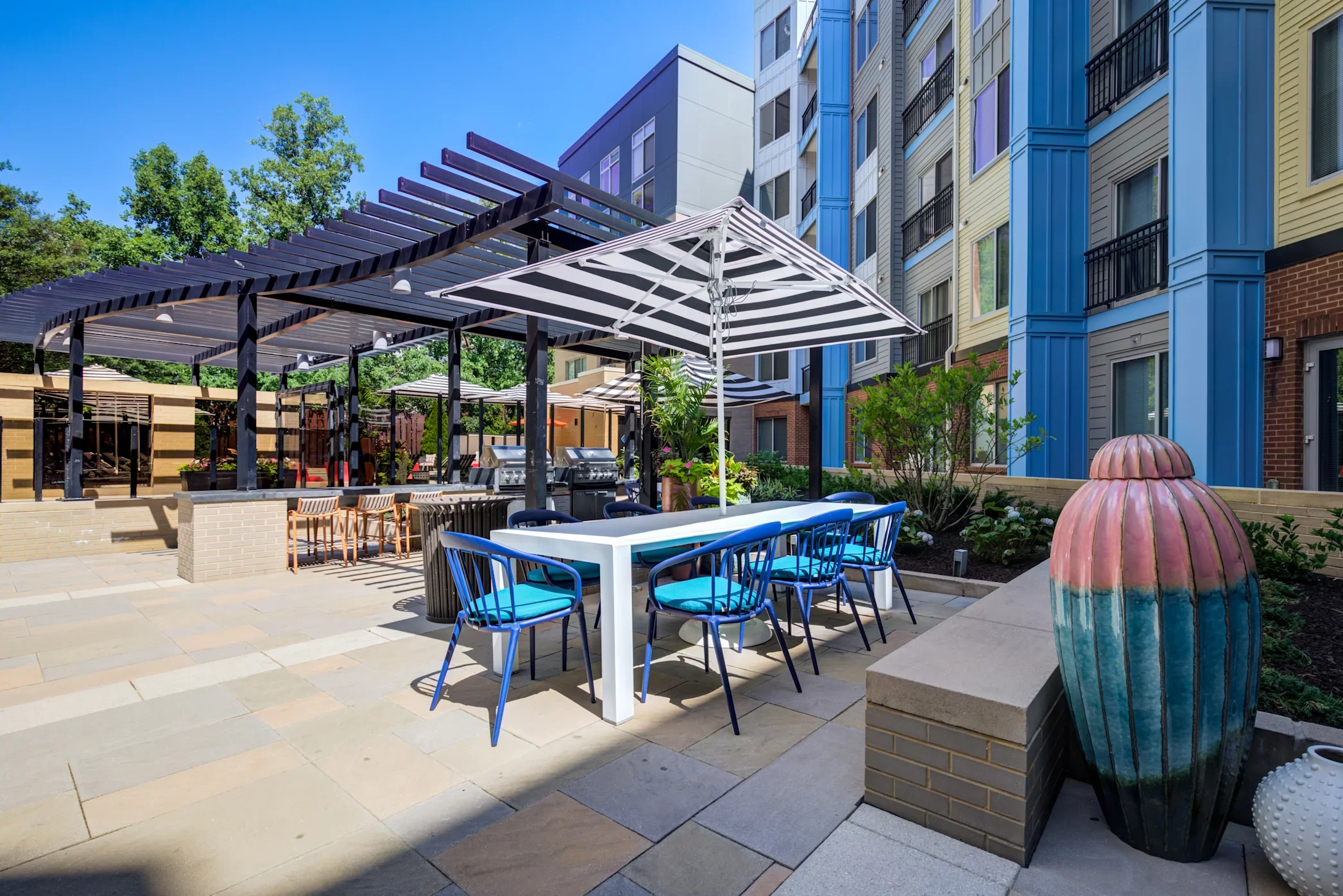 inspo_exterior_amenities_outdoorseating.webp