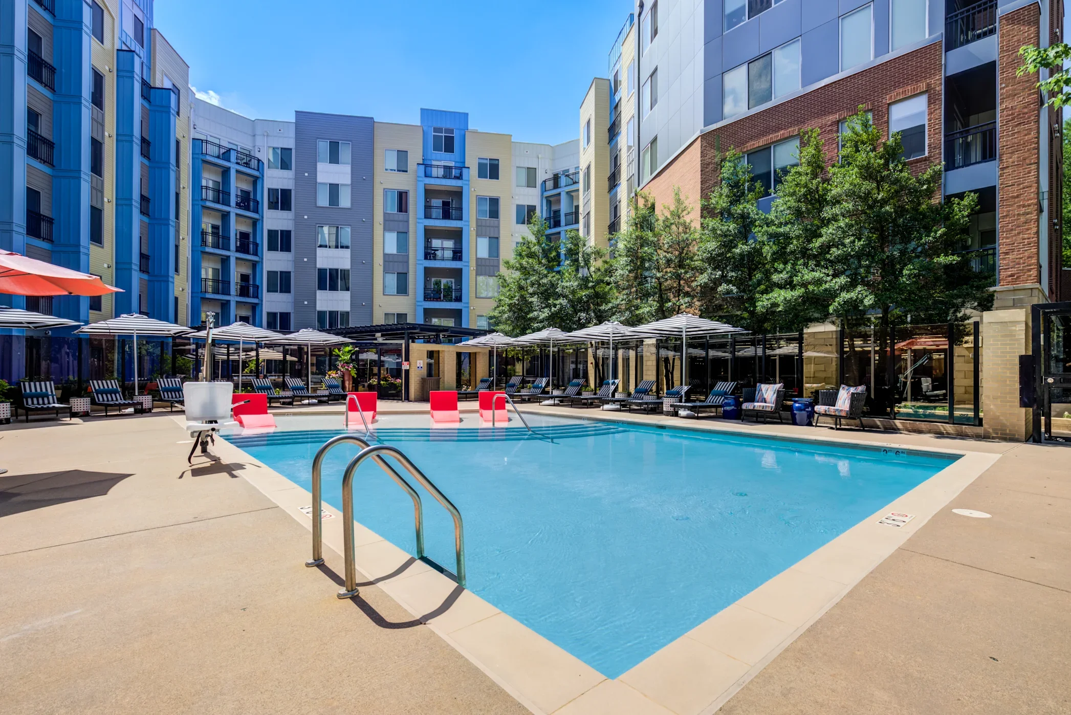 inspo_exterior_amenities_pool1.webp