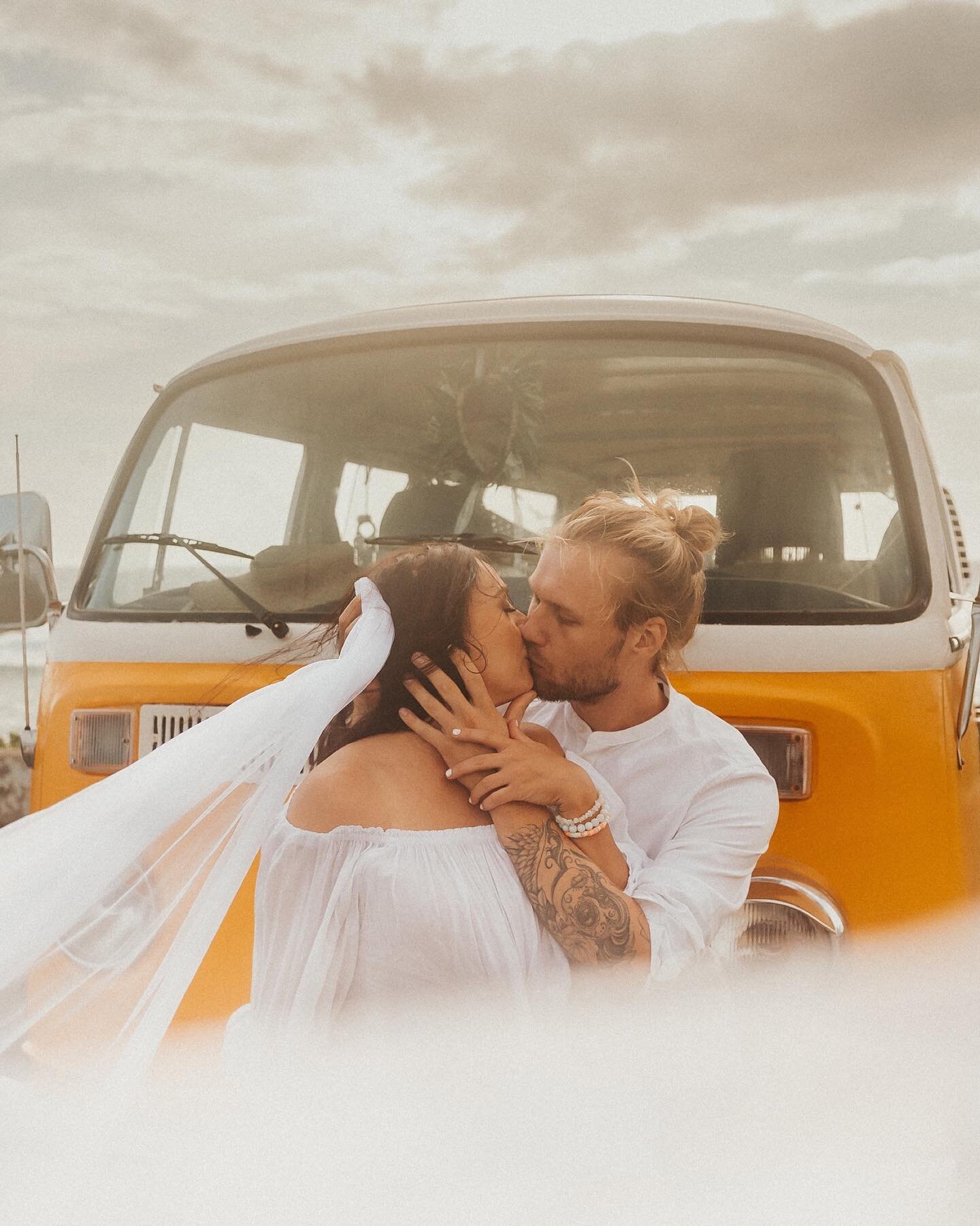 Have you ever dreamed of having an elopement session with a VW bus?? 🚐✨ If the answer is anything but yes, you should definitely consider it!! 🤩🤩

Isabela and Jan had quite the adventure on the Aloha Friday we shot on. We embraced Mother Nature th