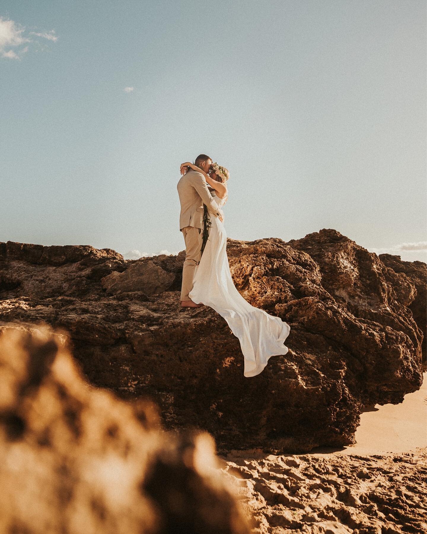 Tying the knot in Hawaiʻi!! 💍
 
Hawaiʻi is one of the top places to elope at when it comes to beach elopement locations! We have beautiful crystal blue waters and beautiful mountain backdrops that screams TROPICAL OASIS for whoever is looking for th