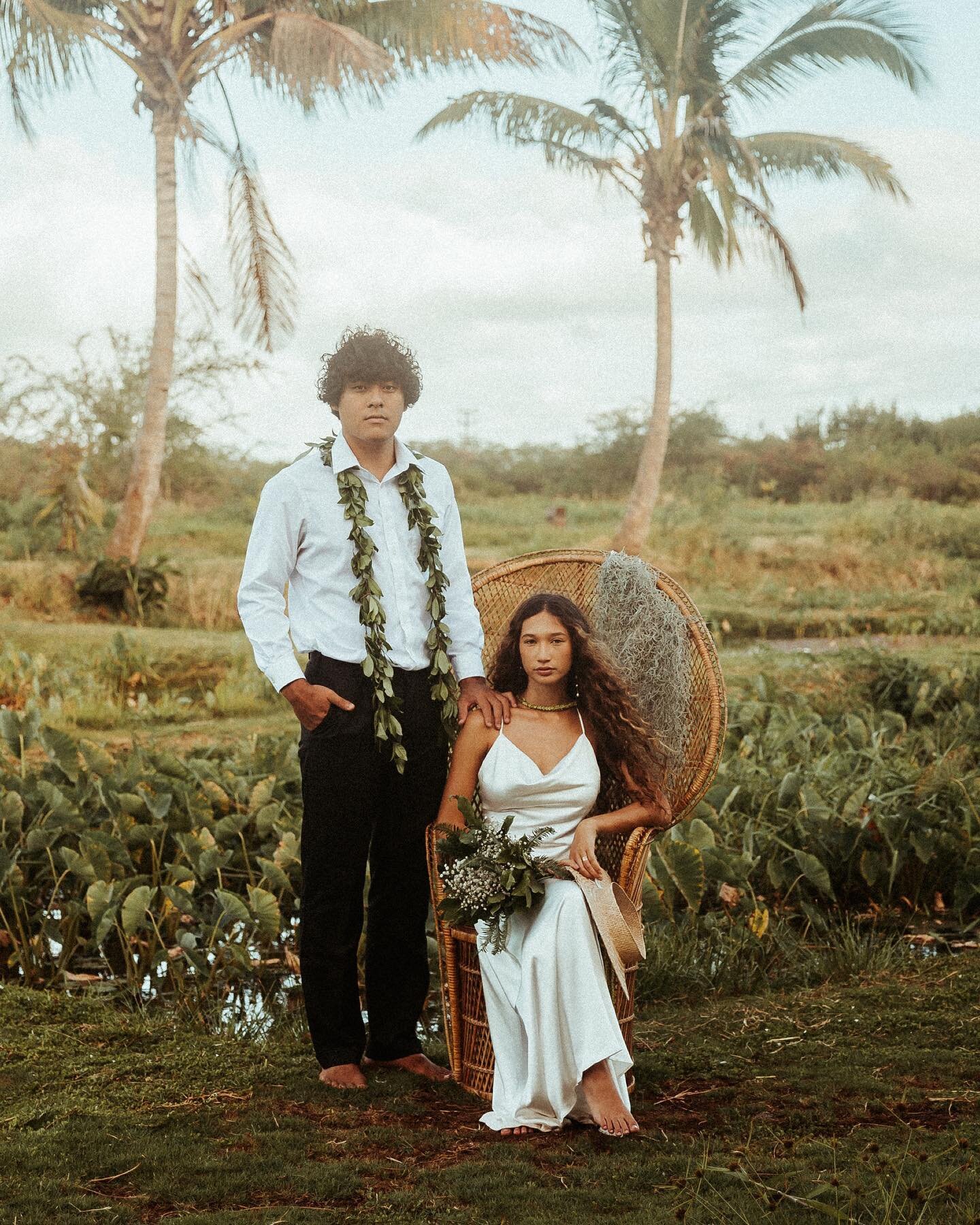 This elopement is serving Kingdom of Hawaiʻi vibes ✨✨✨

I absolutely LOVED this hawaiian inspired elopement that @nicolenaonephoto planned for her workshop 😍🤩🤩 This also seems fitting as well since this semester for school I&rsquo;m taking culture