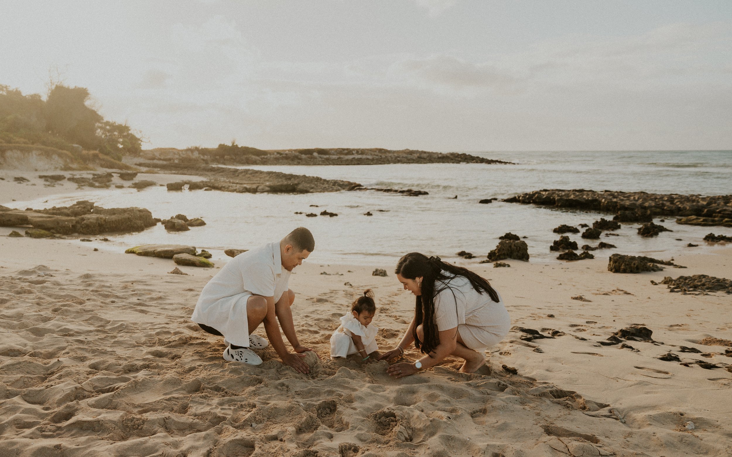 family-session-hawaii-candid-sunrise-beach