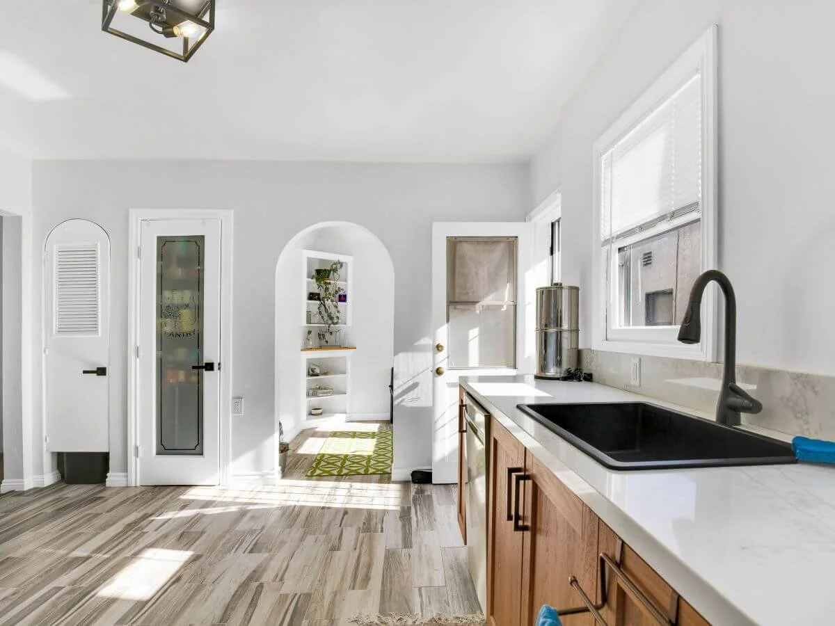 2490 Chestnut Av 4.jpg