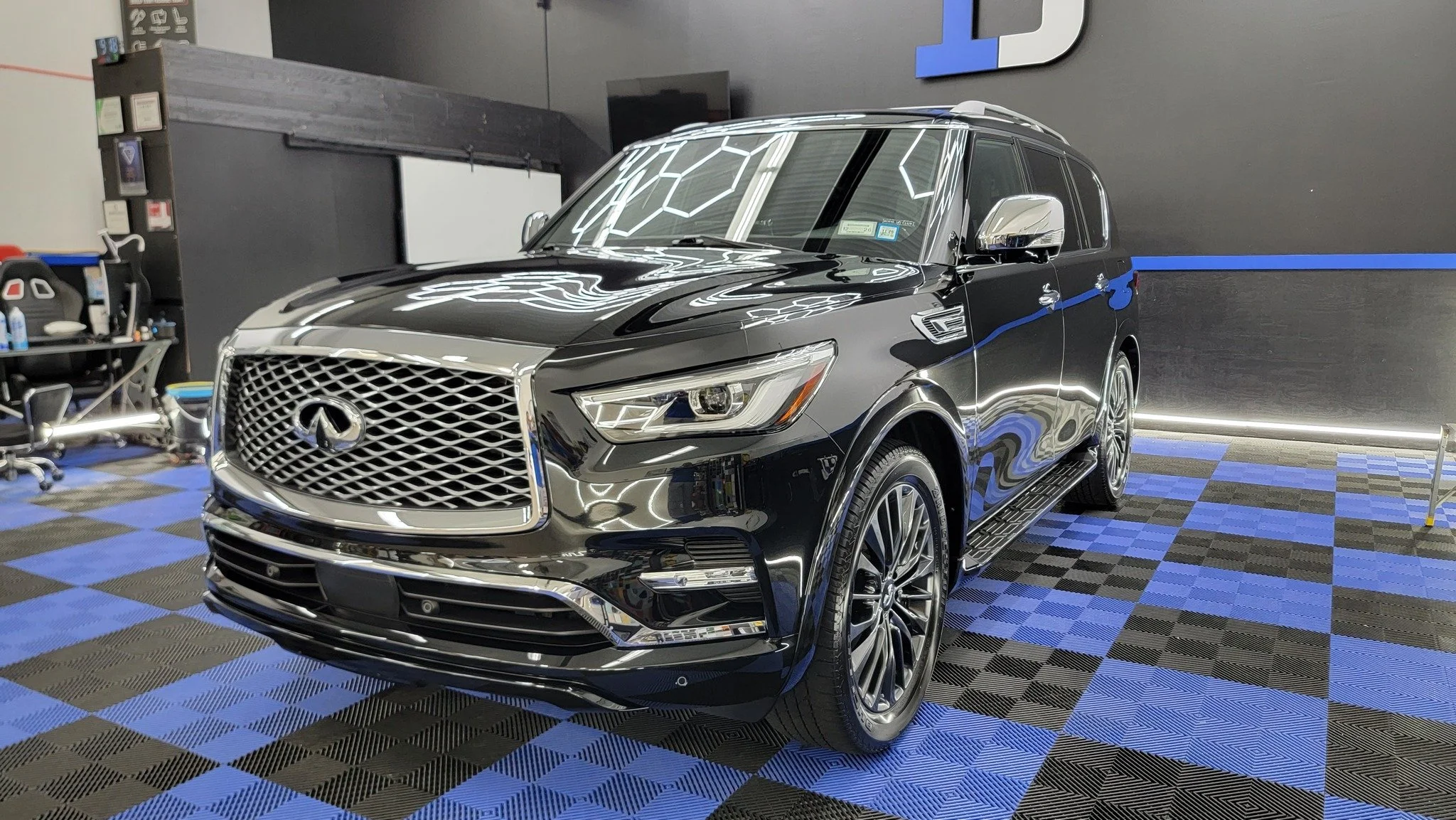 2022 INFINITI QX80 SENSORY
This Infiniti QX80 received our Gyeon MOHS EVO ceramic coating. This guarantees 3-year durability thanks to a fluorine-modified polysiloxane base that prolongs beading and water behavior 40% longer than standard coatings!