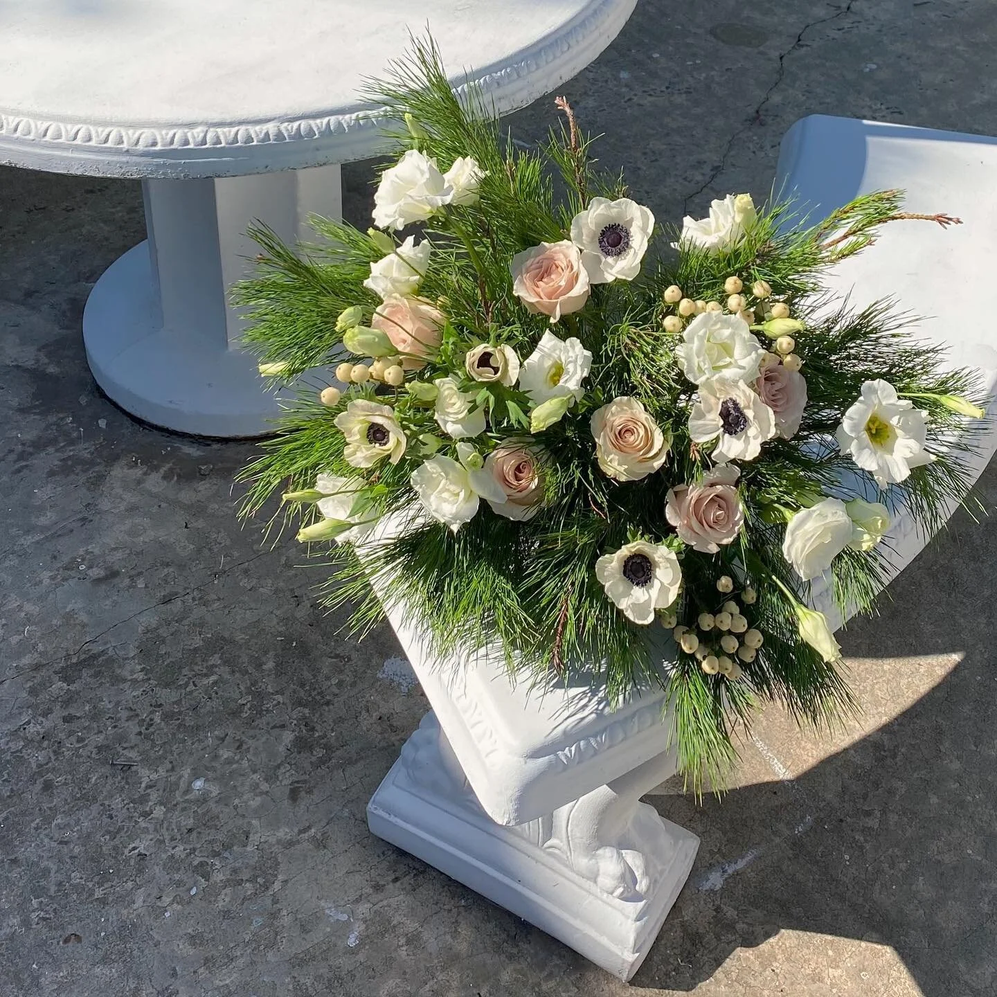 Holiday Florals for @body_lab_aesthetics ✨

#stpeteflowerdelivery #samedayflowerdelivery #tampaflorist #stpeteflorist #flowerdelivery #floraldesign
