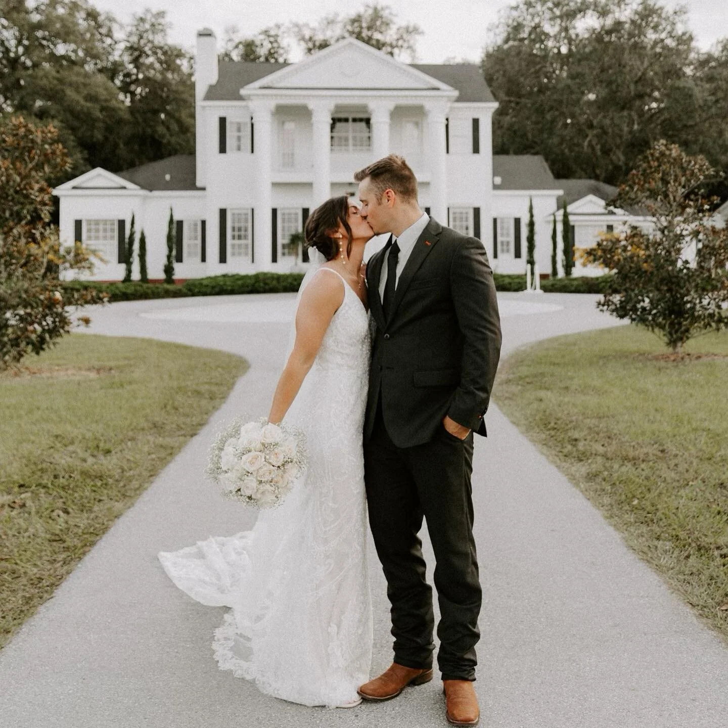 Congratulations Elizabeth &amp; Justin! ❤️

 
Venue &bull; @legacylaneweddings 
Photos &bull; @sweetcharmsphotoandfilm 
Florals &bull; @smallthingsflowerco