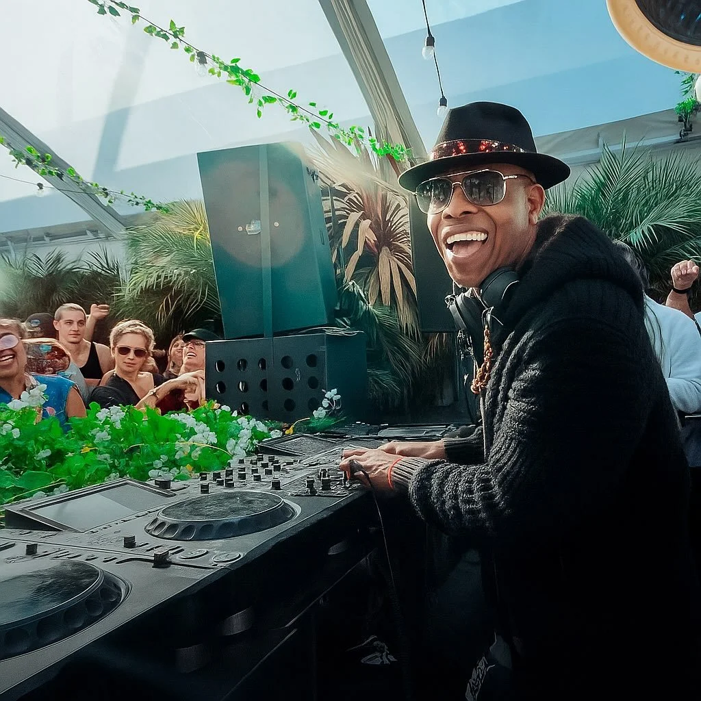 ☀️ SAN FRANCISCO &mdash; WE&rsquo;RE BACK TO VIA ROOFTOP! ☀️
Sunday, Dec. 7, we&rsquo;re taking over the Hotel VIA rooftop for the last day party of the year!
💫 Deep grooves, sunshine, and city views &mdash; all powered by:
Marques Wyatt
Alkemiss Er