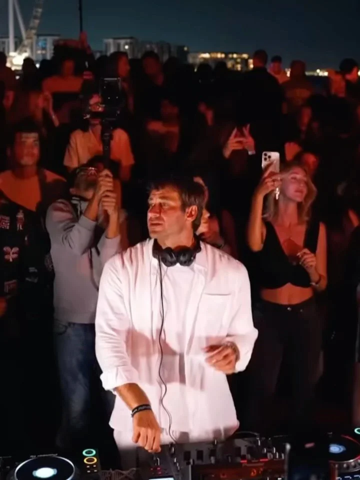 sunset. rooftop. Stephan Jolk. 🌅
we&rsquo;re giving away 2 tickets to this Saturday&rsquo;s rooftop party in SF.

how to win:
like this post, tag who you&rsquo;re bringing
⏳ winner in 48 hours
don&rsquo;t tag your boring friend.