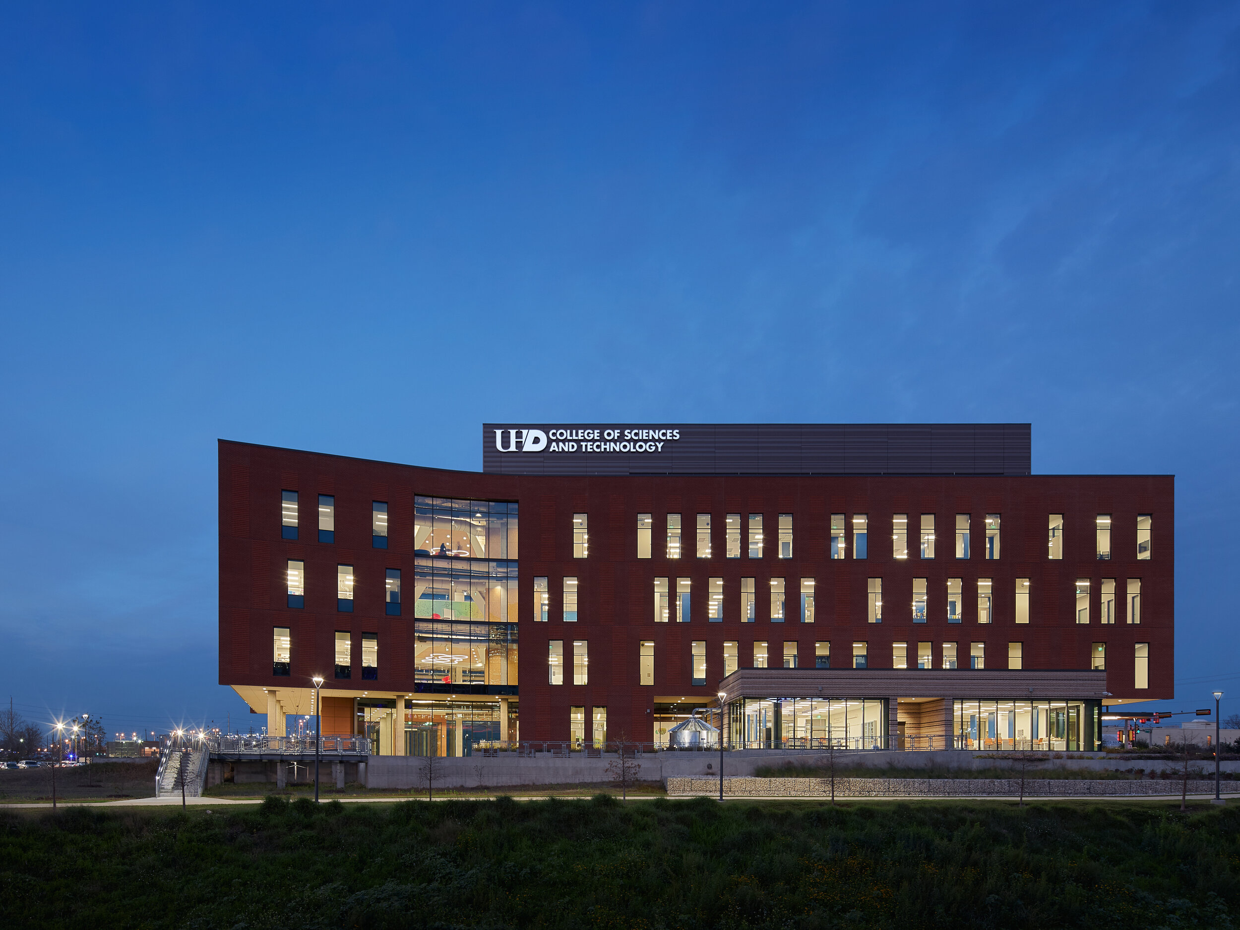   UHD COLLEGE OF SCIENCES AND TECHNOLOGY   KIRKSEY ARCHITECTURE  HOUSTON, TX  © JONATHAN DEAN 