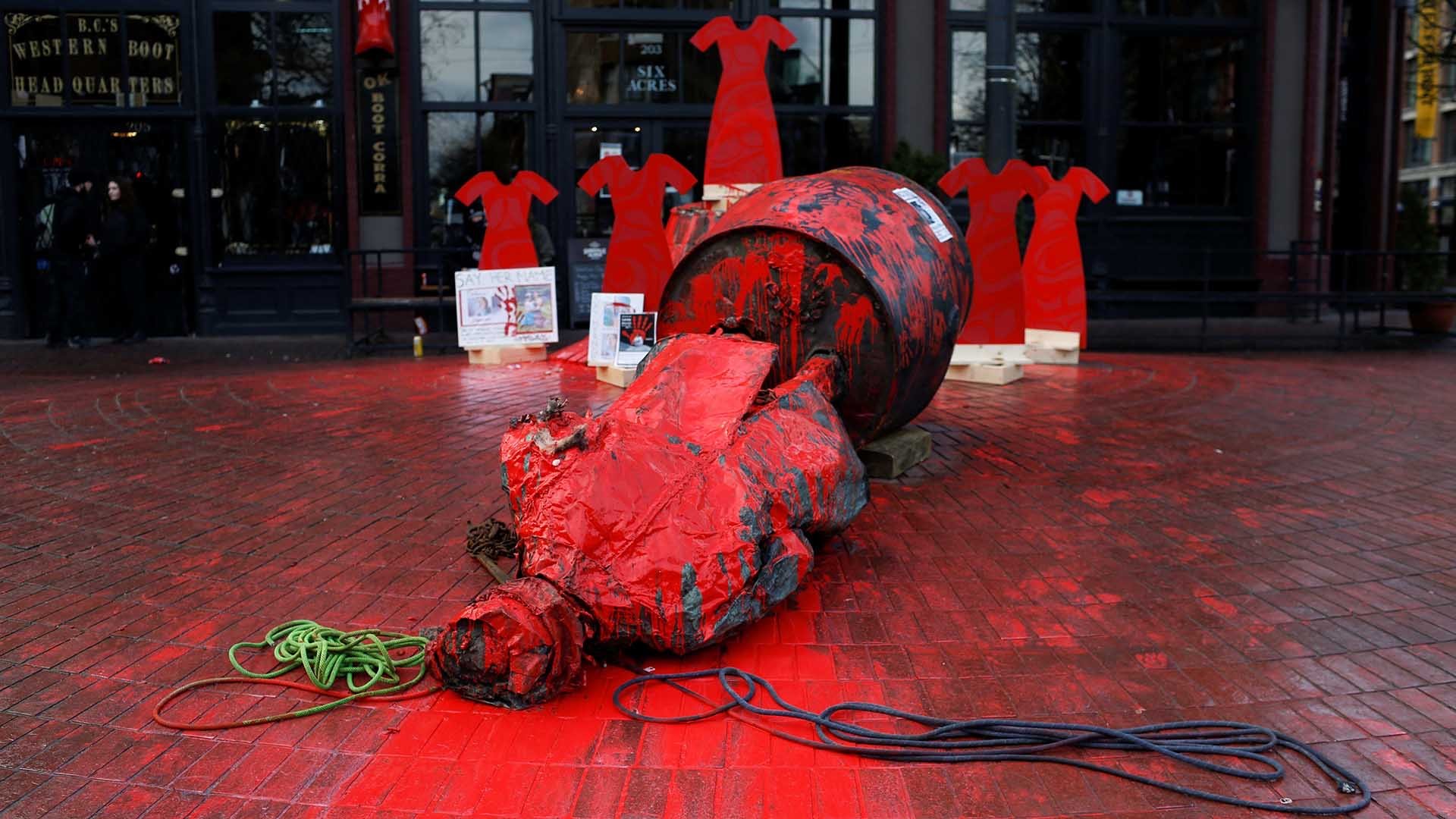 Gassy Jack Statue Toppled in Gastown