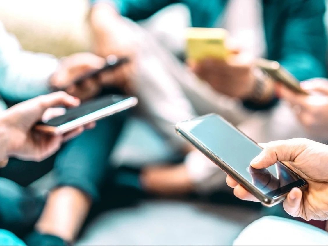 EDITORIAL | “Nomophobia”: Teachers Weigh in on BC’s New Phone Restrictions