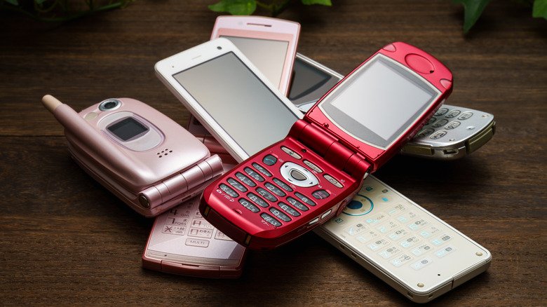 OPINION | Flipping Back to Flip Phones
