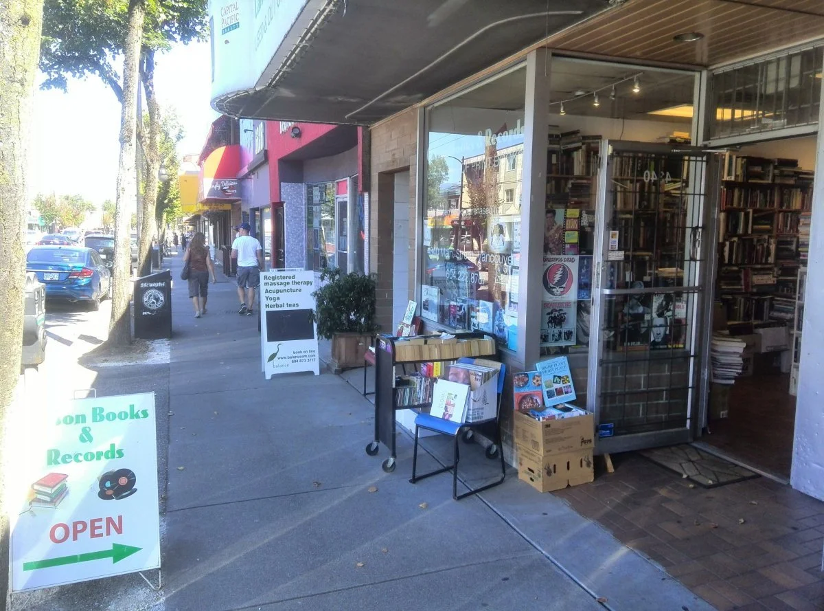 REVIEW | A Guide to Main Street Thrifting