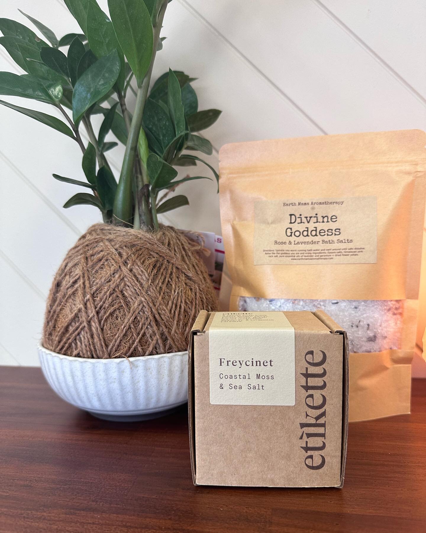 The perfect pair ✨

Sink into a warm bath at the end of the day with the earth mama bath salts with the beautiful aromas of the Freycinet Etikette candle coastal moss and sea salt.