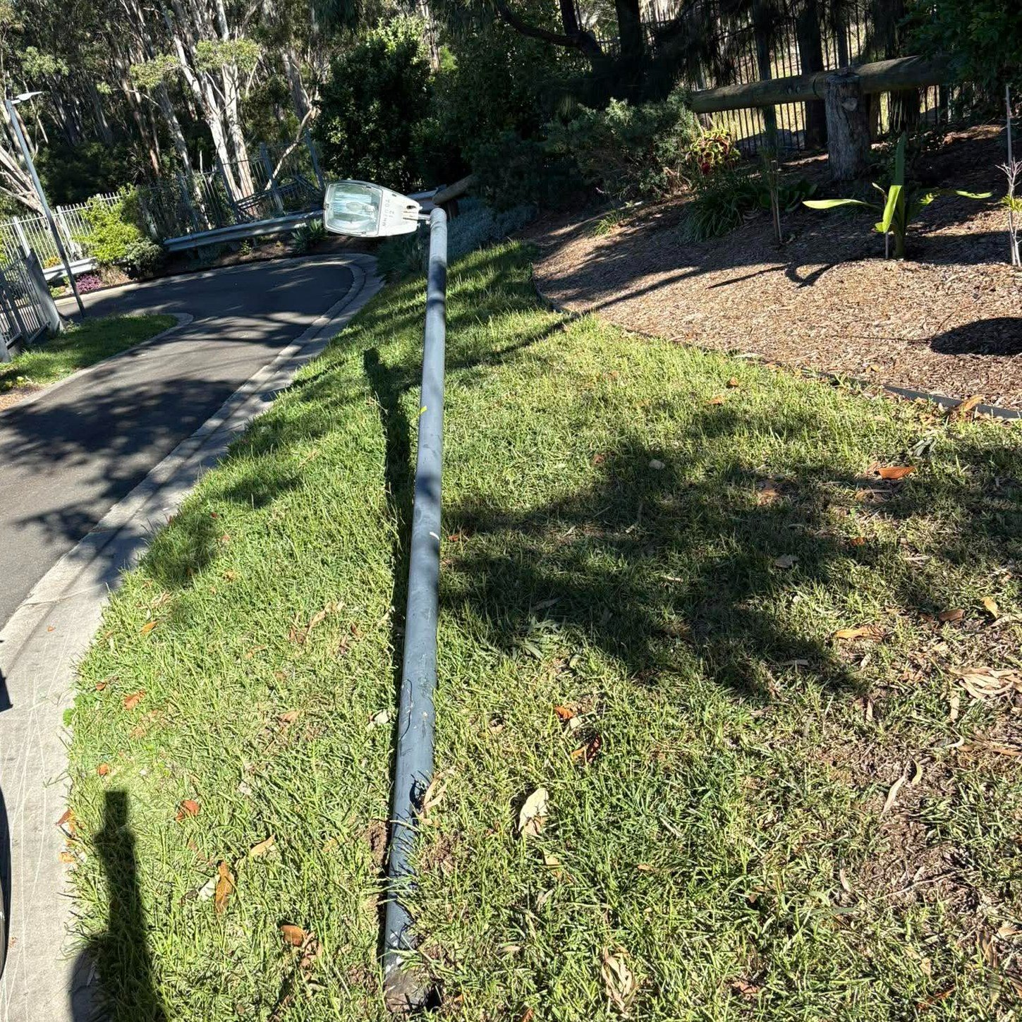 Call out to Botanic Gardens site to make safe a light pole after it was struck by a truck&hellip; For the second time&hellip; By the same truck 😅🚛💥

Pole isolated and made safe by the Matcorp team until replacement works can be carried out.

#Elec