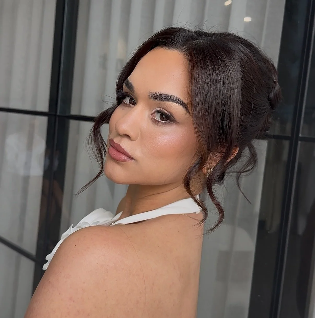Soft Smokey Glam with an elegant hair up do has been highly requested lately 💕 

Makeup Artist by @_artistrybyshannyn 
Hairstylist by @artistryby_chloejasmine 
Dress from @somethingborrowed___ 

#somethingborrowed #glam #makeup #makeupartist #hairst