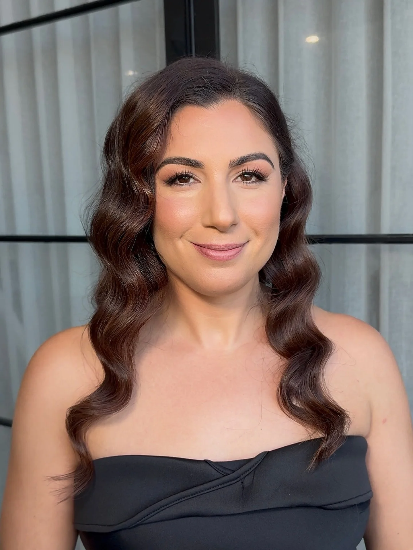 Soft bronze makeup and Hollywood waves  done by @artistryby_chloejasmine 💕 

#makeup #theemporium #glam #hair #hollywoodwaves #perthmakeup #perthmakeupartist #perthhairstylist