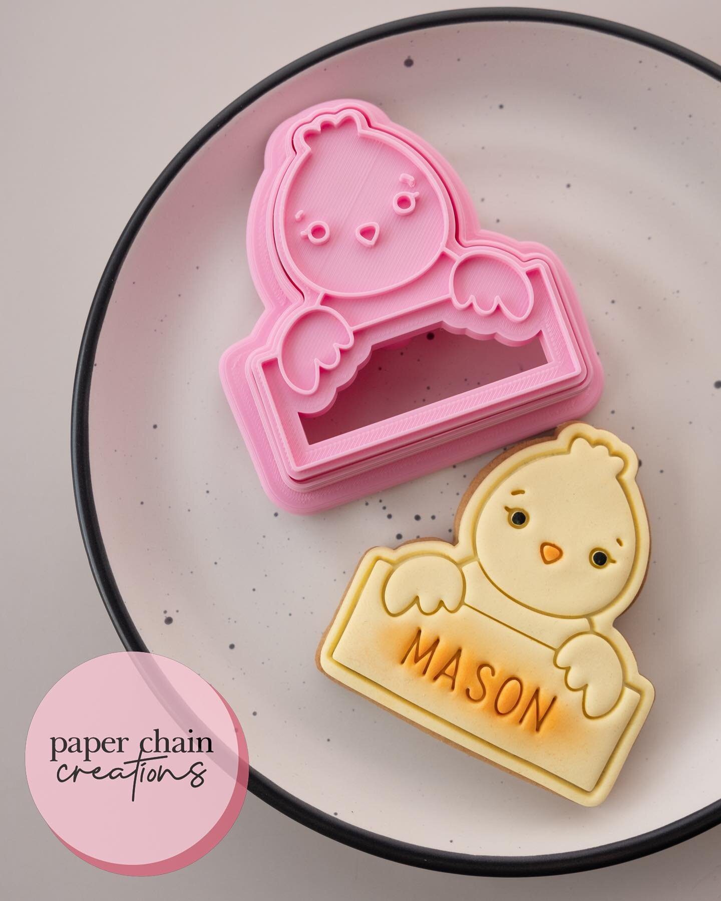💕 chick plaque 💕
.
This sweet little chick plaque is a super cute way to offer customised cookies to your customers! People love cookies with their names on them. 
.
#fondantcookies #cookiecutters #cookies #paperchaincreations #customcookies #bakin