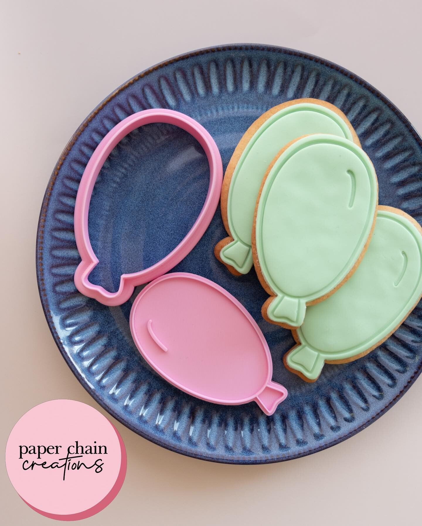 💕 narrow balloon 💕
.
I honestly would make every shape of balloon possible into cookie form! Here is a new addition to the birthday cookie family 💕
.
#fondantcookies #cookiecutters #cookies #paperchaincreations #customcookies #baking #fondant #coo
