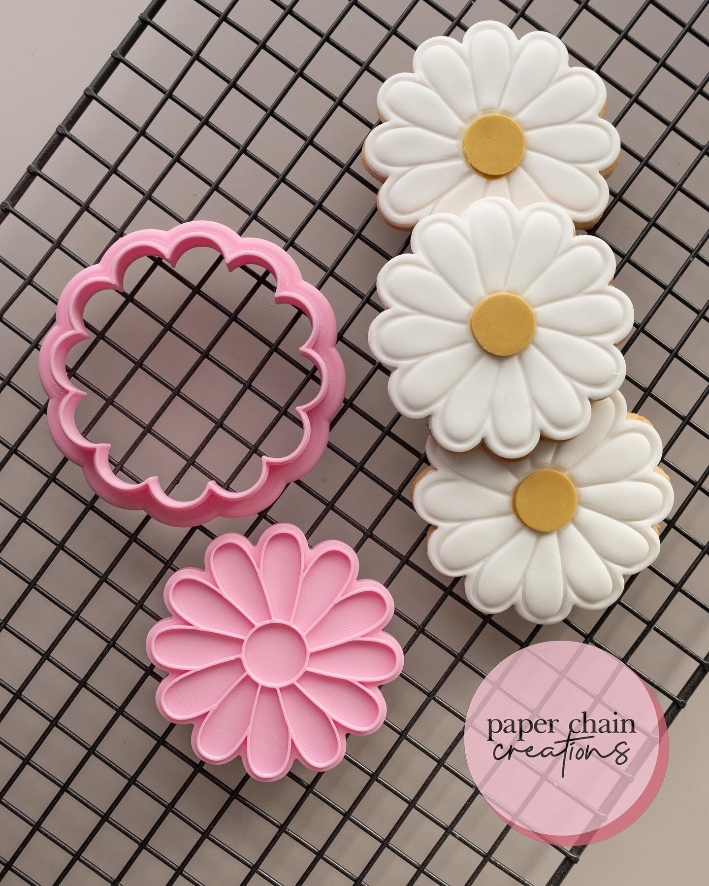 💕twelve petal daisy💕
.
You can never have too many flowers! Perfect for Mother&rsquo;s Day. 
.
Speaking of Mother&rsquo;s Day my new range of Mother&rsquo;s Day cutters and embossers will be available on Friday! I might even have a cheeky sale comi