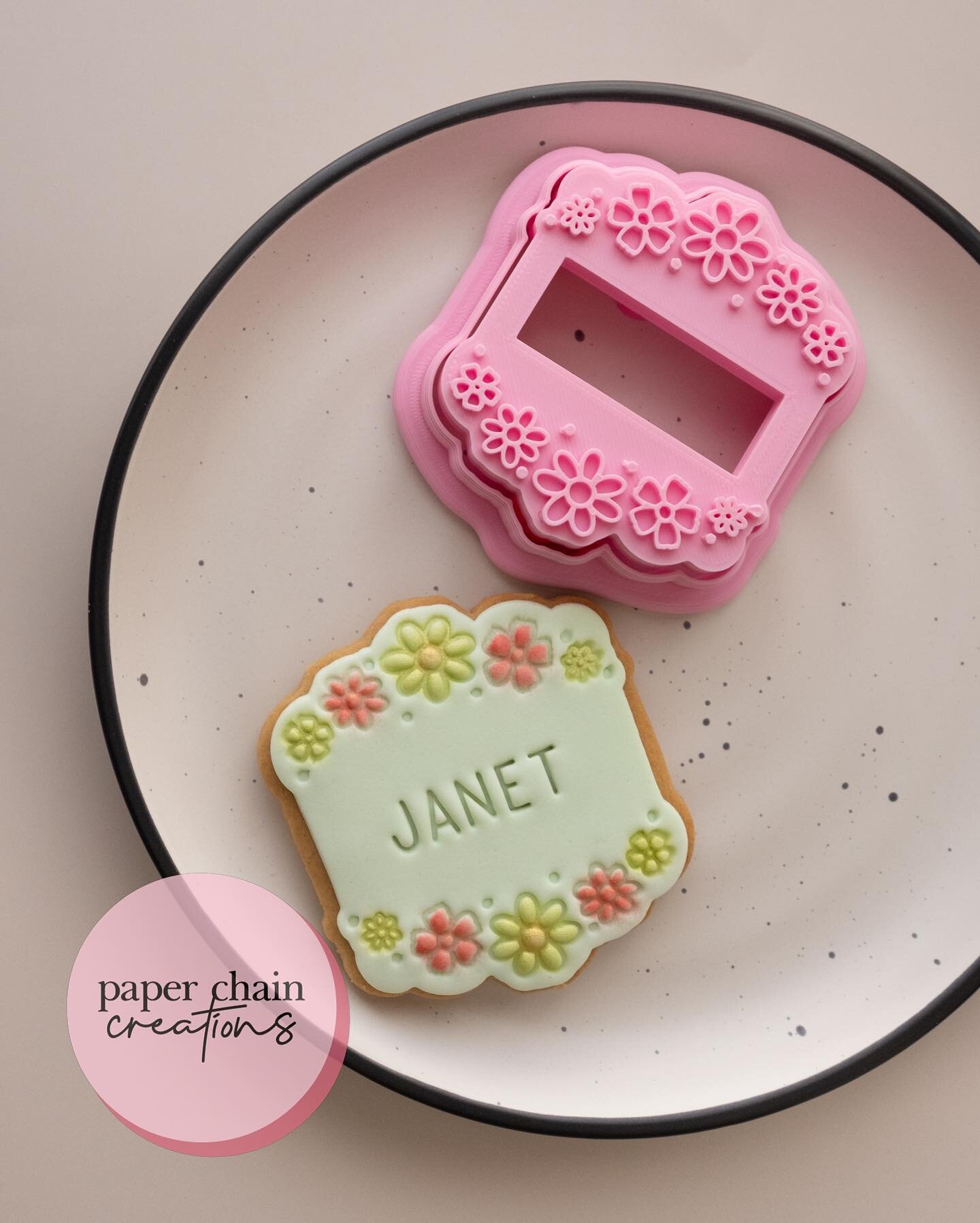💕 floral plaque 💕
.
This pretty plaque is perfect for so many occasions including Mother&rsquo;s Day! I&rsquo;ve designed this so it&rsquo;s easy to line up to make decorating that much easier. 
.
#fondantcookies #cookiecutters #cookies #paperchain