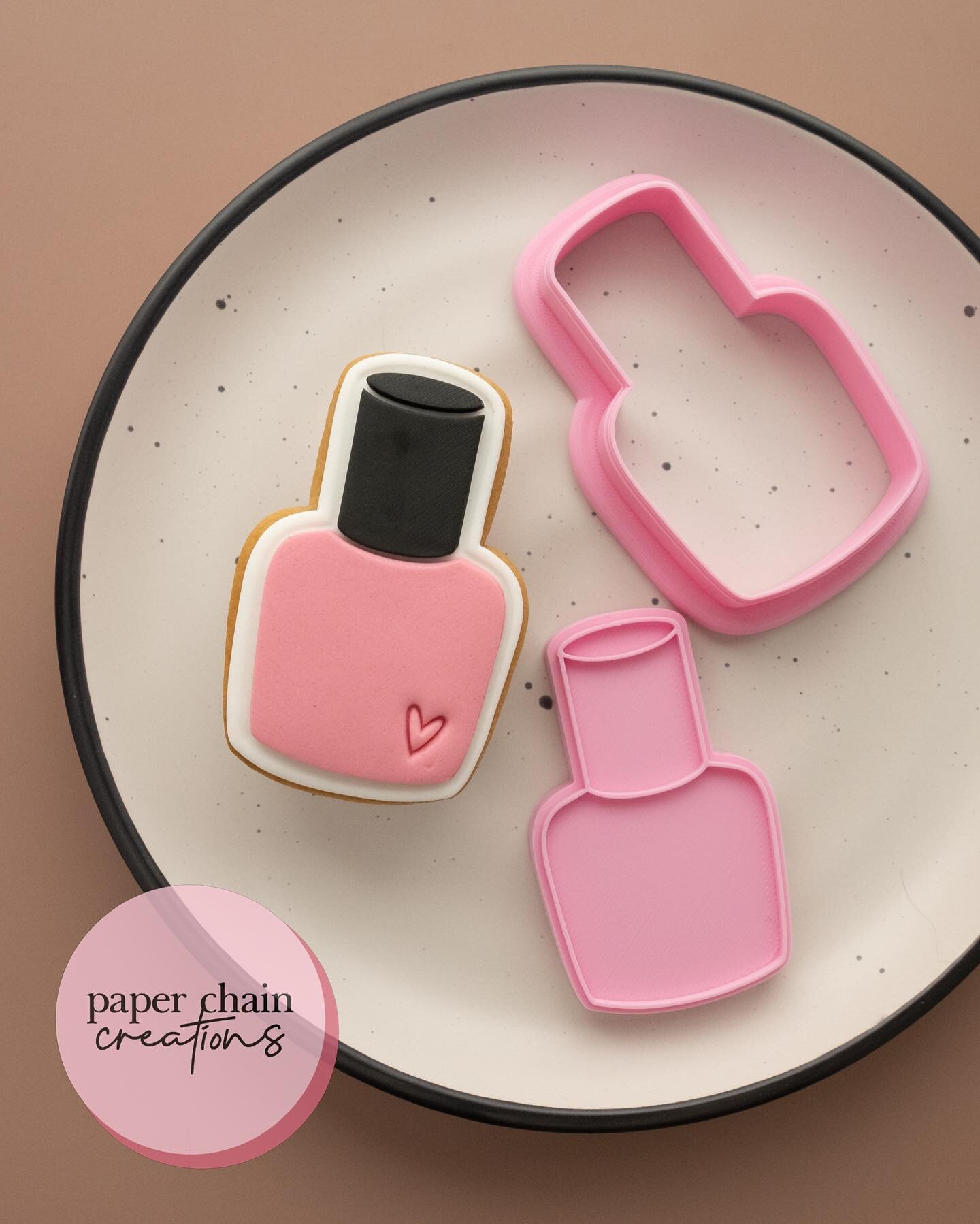 💕nail polish 💕
.
Another lovely new design! Simple but effective.
.
#fondantcookies #cookiecutters #cookies #paperchaincreations #customcookies #baking #fondant #cookiedecorating #makeupcookies #fondantmakeupcookies
