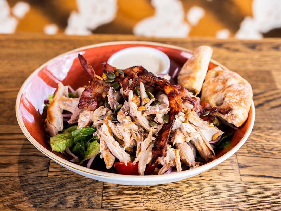 ENDELIG mandag!

Idag f&aring;r du r&oslash;ft salat til 175kr fra 16.00-18.30🤤

H&AElig;! Har du ikke smakt denne deilige salaten med bacon og kylling? Da syns jeg du skal pr&oslash;ve den idag!

Vi sees🫡

#bacon #salat #opptrappa #bbq #raw #real 