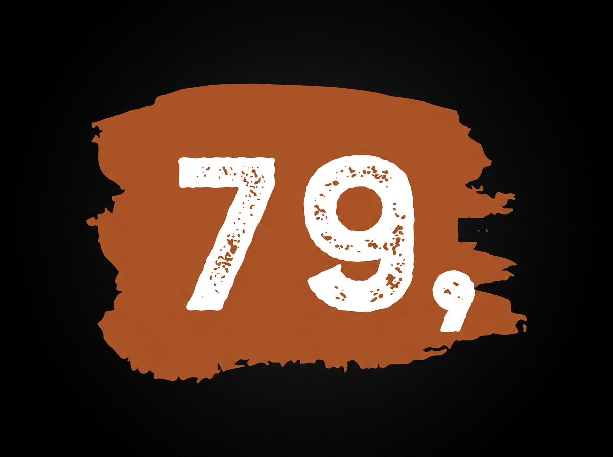 Utsnitt av en svart bakgrunn med en rustfarget, ødelagt papirskall med store hvite tall som viser "79." på midten.