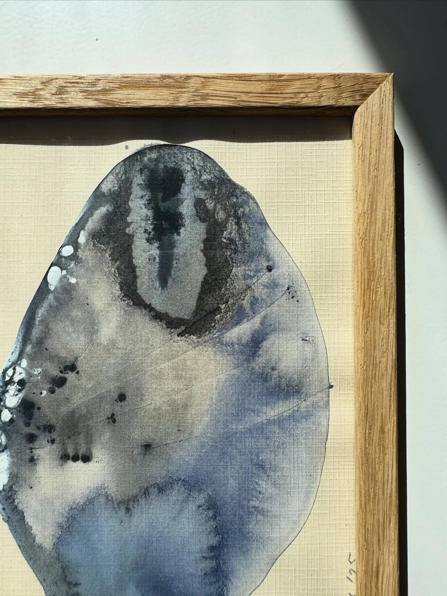 INDIGO SHELL (available) 

Original artwork 1/1 
148 x 210 mm (A5)
Ink and acrylic on linen paper
Without frame

I find the shapes and colours of the ocean magnificent. This piece is inspired by the stones and shells I found during my travels in Sout