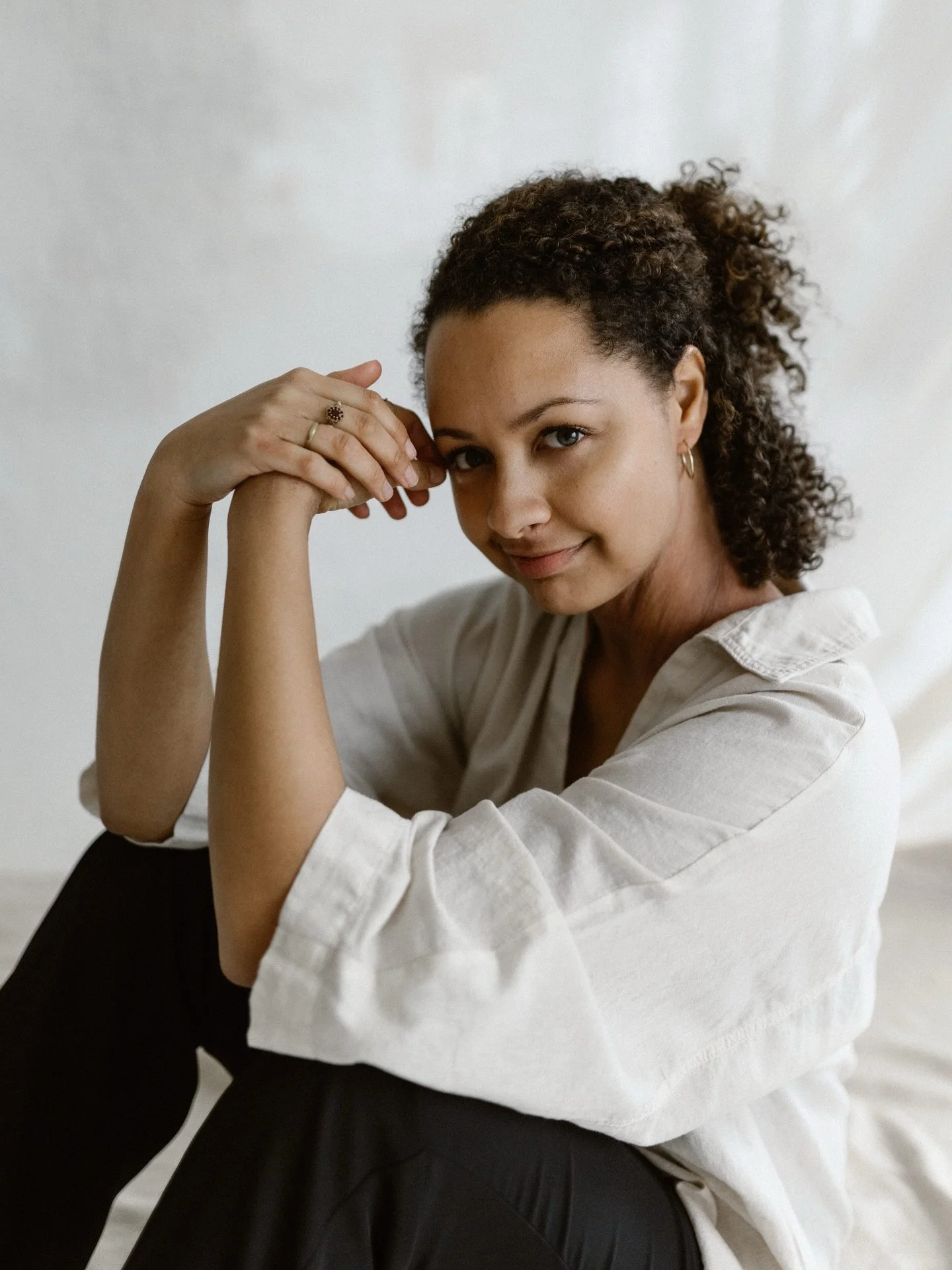 OVER MIJ

Mijn naam is Denise, sinds december 1990 op deze aardbol. Als kind was ik altijd aan het tekenen, schrijven, dromen en verkennen. Nieuwsgierig, maar ook sensitief. De wereld om mij heen voelde snel en overweldigend. Het gevolg is dat mijn g