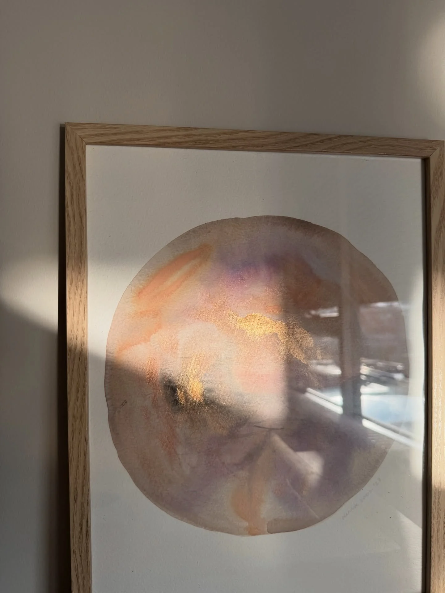 Pink Moon 🔮

Op 1 april 2026 verschijnt er een krachtige volle maan: als spiegel voor alles wat in ons klaarstaat om tot bloei te komen. Het staat symbool voor een nieuwe start, emotionele vernieuwing en een moment om los te laten wat niet langer di