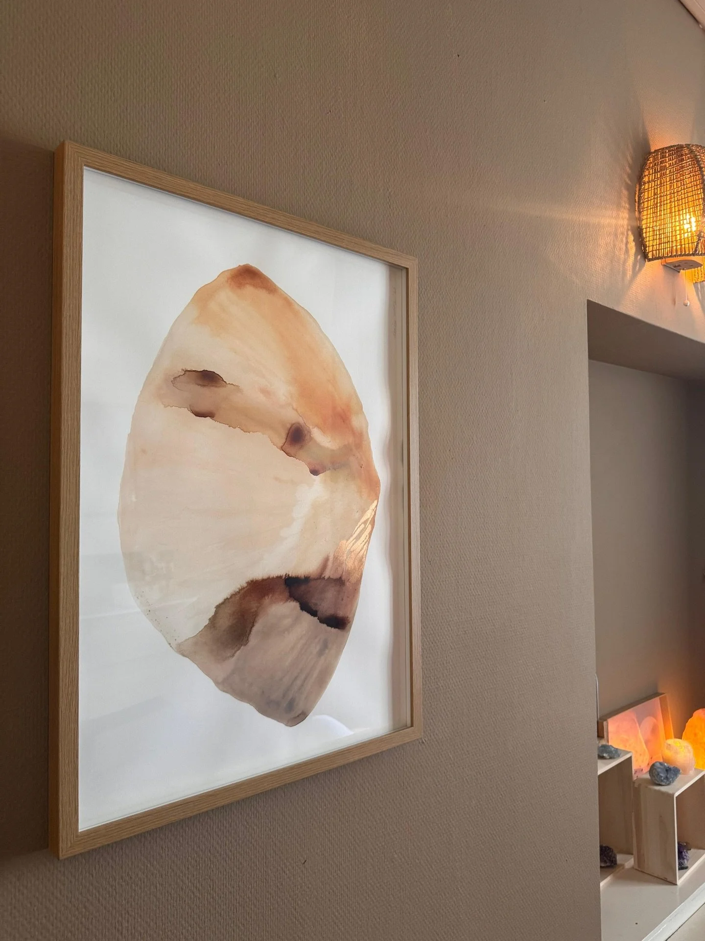 Mijn stijl omschrijf ik als een natuurlijke samensmelting waarin zachte dromerige tinten en diepe aardse contrasten elkaar ontmoeten, verweven met organische lijnen en patronen. 

Ik haal inspiratie uit de natuur, oude culturen en kosmische sferen en