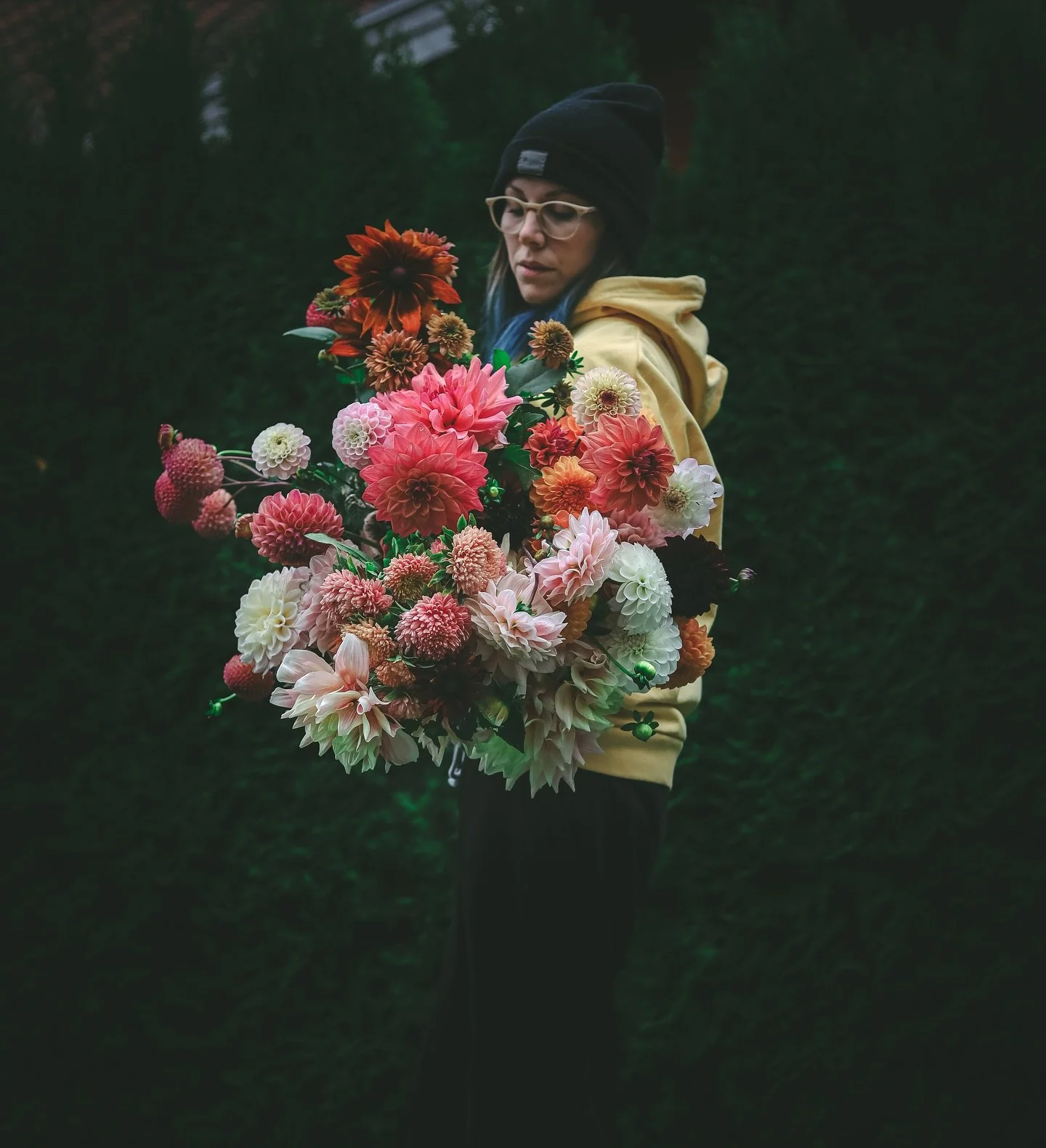 B L O M &bull; Jag har inte postat mycket blommor det senaste men de bor f&ouml;rst&aring;s kvar i mitt hj&auml;rta. Min mamma &auml;lskade blommor och tr&auml;dg&aring;rd och jag k&auml;nner mig extra n&auml;ra henne n&auml;r jag &auml;r bland blomm