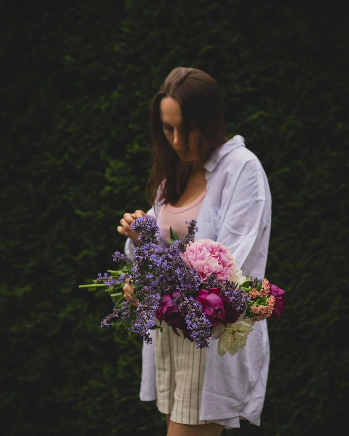 P I O N &bull; Nu blommar de &auml;ntligen! Lagom till semestern. Det var euforiskt att plocka ihop en stor bukett som doftade av kantnepeta och pion. 🩷 
&bull;
Bakom kulisserna p&aring;g&aring;r arbete p&aring; konsultuppdraget jag har som jag prec