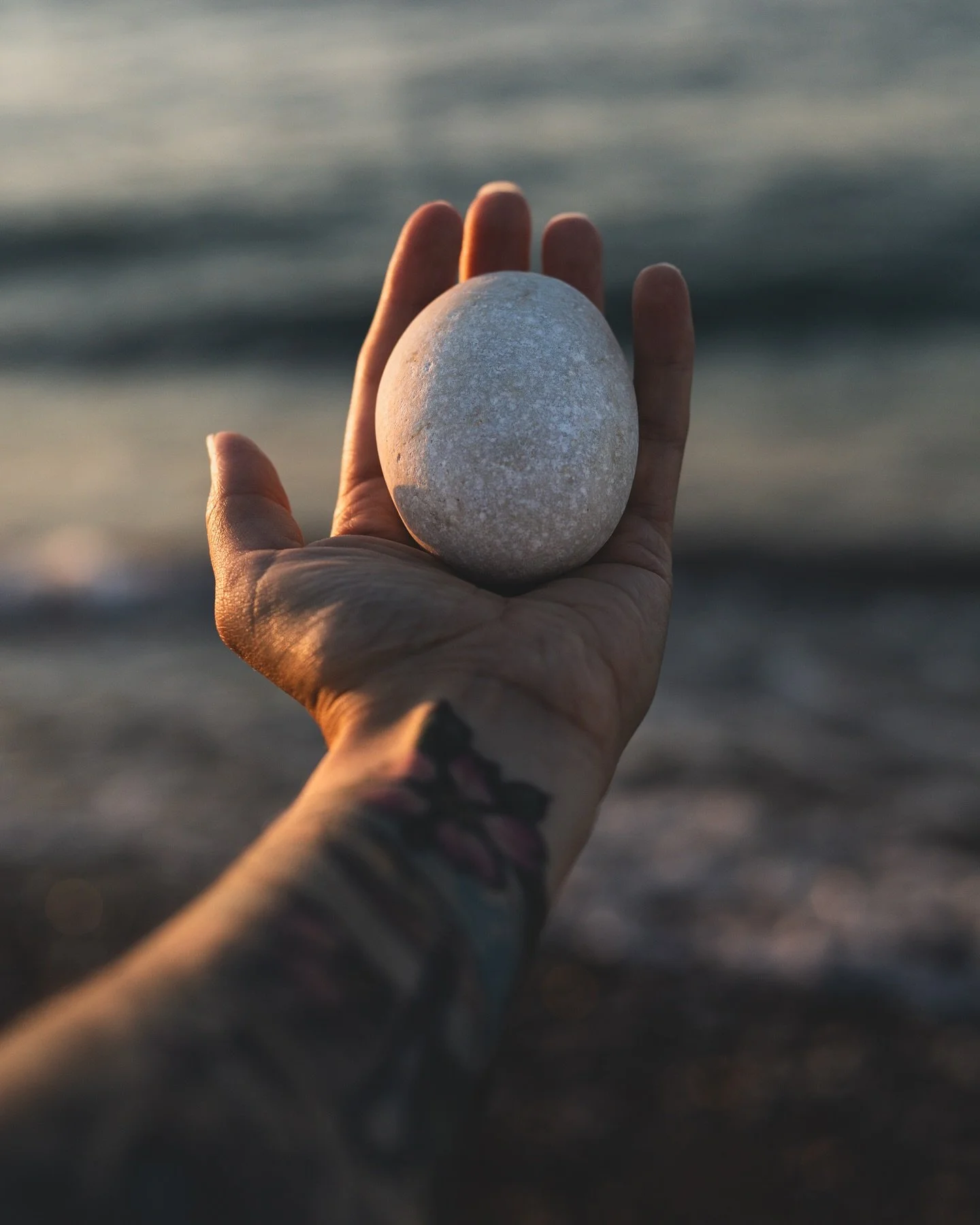 S T E N &bull; Det var oerh&ouml;rt sv&aring;rt att l&aring;ta stenarna ligga kvar p&aring; Rhodos. Man f&aring;r inte plocka sten och ta med hem d&aring; stenarna har en funktion vilket &auml;r att bromsa in v&aring;gorna och minska eroderingen av k
