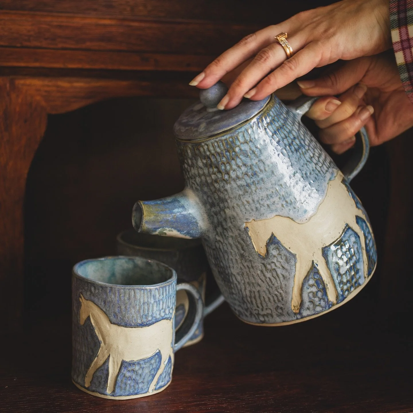 T E &bull; Man kan g&ouml;ra helt oanv&auml;ndbara men fina saker n&auml;r man pysslar med keramik 😅 
&bull;
Denna tekanna &auml;r helt v&auml;rdel&ouml;s p&aring; att vara just en kanna. H&auml;llpipen &auml;r felbyggd s&aring; det bara rinner vatt