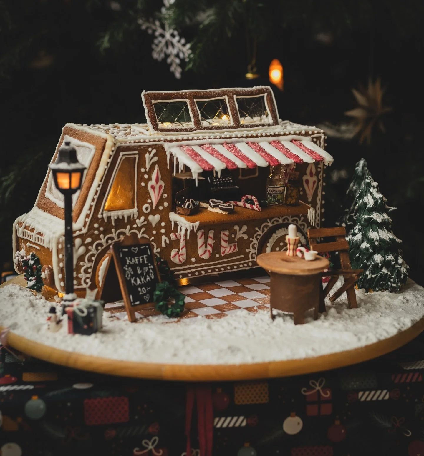 J U L &bull; Minns ni pumpabilen jag gjorde i h&ouml;stas? Den h&auml;r nu blivit en julbil. Jag orkade inte bygga ett till pepparkakshus i &aring;r men jag kunde inte sl&auml;ppa tanken p&aring; att vara utan. D&auml;rf&ouml;r spritsade jag en ny ma