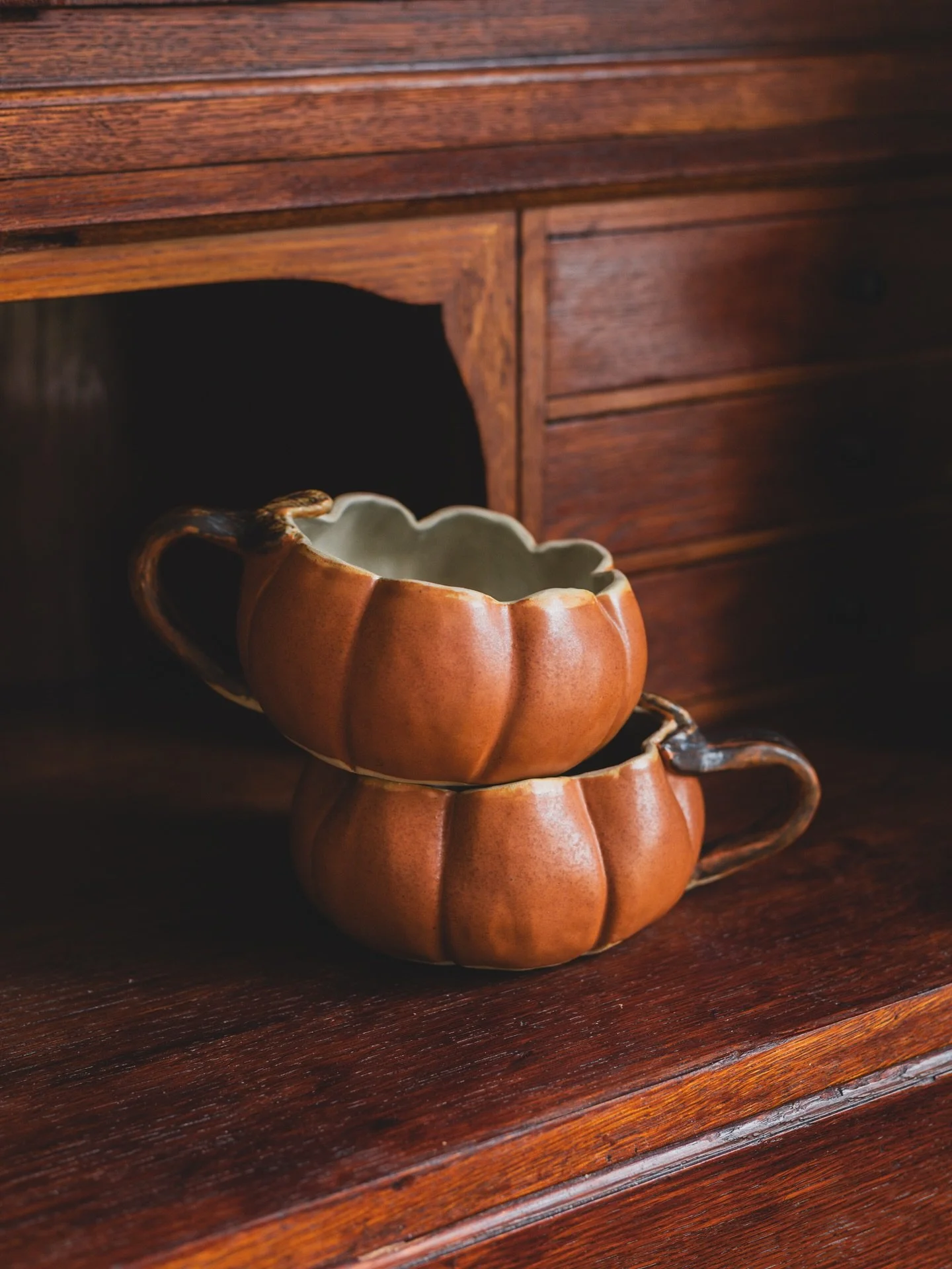 K E R A M I K &bull; Ibland. Eller v&auml;ldigt ofta blir inte keramiken som jag t&auml;nkt. Ofta &auml;r det glasyrens fel k&auml;nner jag. Denna g&aring;ng var det konstruktionen dock. Det skulle bli pumpamuggar men inte t&auml;nkte jag p&aring; at