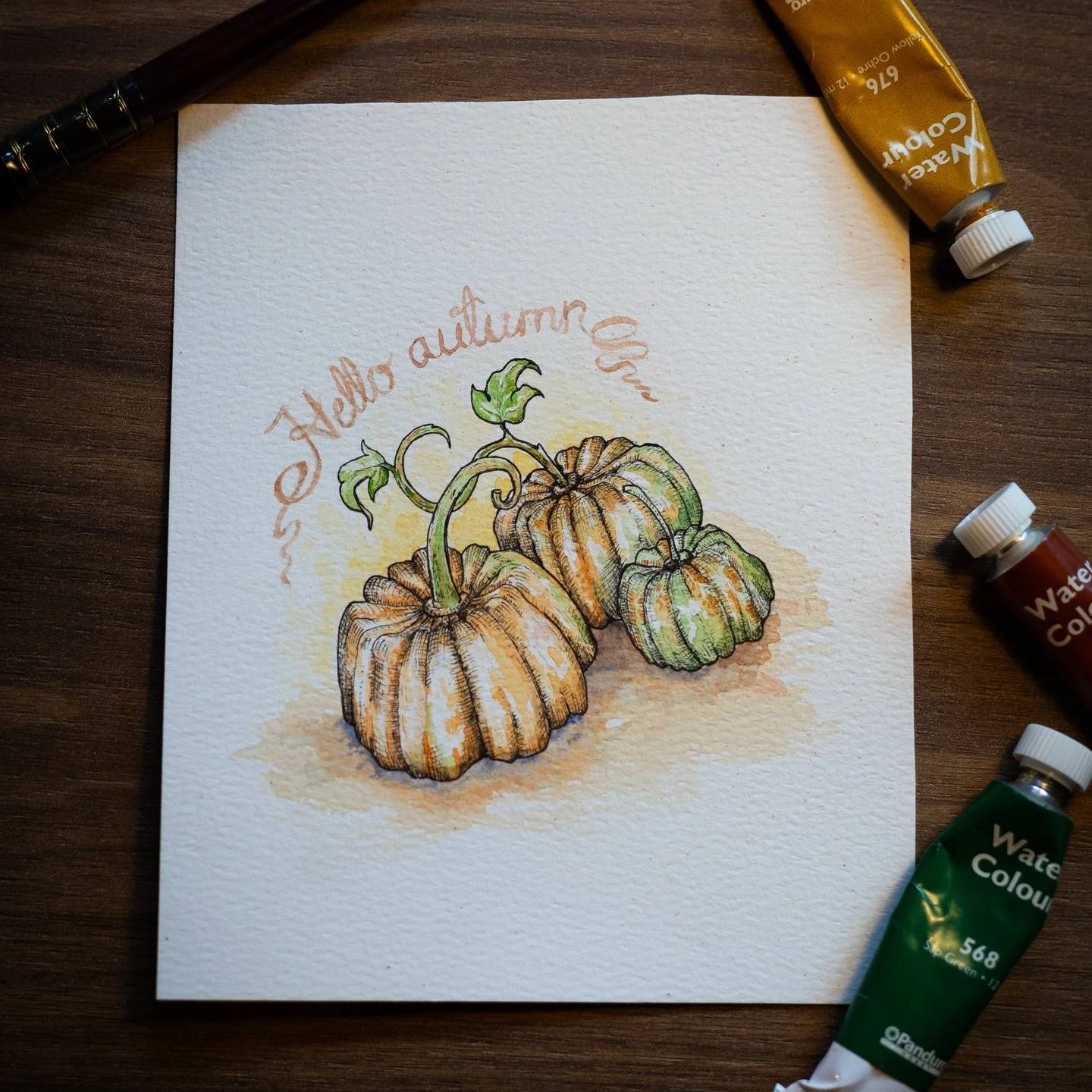 H &Ouml; S T &bull; Den st&aring;r d&auml;r runt h&ouml;rnet och knackar snart p&aring; d&ouml;rren medan sensommaren drar sin sista goa suck, g&auml;spar tungt och somnar &aring;ter. 
&bull;
&Auml;r ni redo? 
&bull;
#mirandasherman #mirandastr&auml;