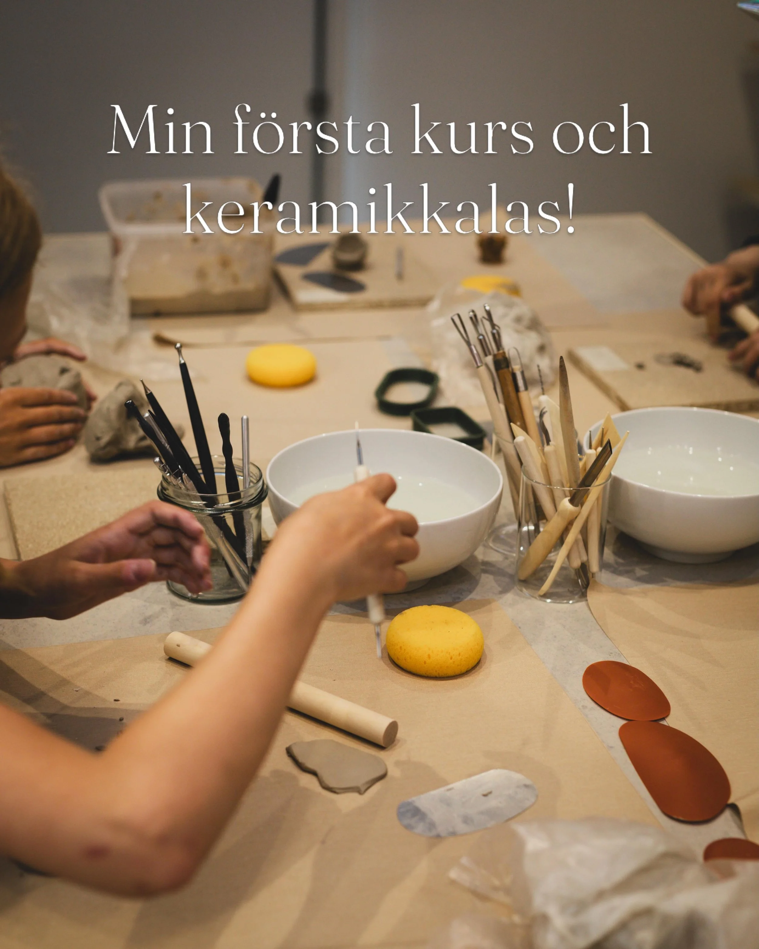K E R A M I K K A L A S &bull; F&ouml;r tv&aring; helger sedan h&ouml;ll jag mitt f&ouml;rsta keramikkalas och i och med det min f&ouml;rsta kurs. 
&bull;
Det blev alls&aring;ng - slide nr 2 och ljud p&aring; 🔊☺️😍 - och det var s&aring; himla under