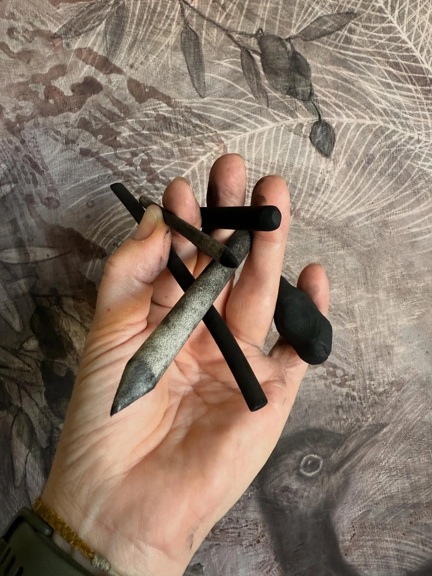 Hands full!! While my right hand works my left is the tool box holding as much as it can close by. Amazing things hands, natures engineering at its finest. Makers of art, music, gardens, furniture, bread&hellip; What do you create with your hands? 

