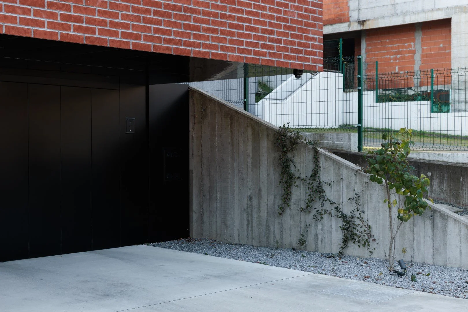 Aruto - mali stambenjak u padini

2019.-2025.

Oblikovanje sklopa kuće i terena proiza&scaron;lo je iz modeliranja topografije i konstruktivnih zahvata za stabilizaciju klizi&scaron;ta. Tamna baza s integriranim garažnim vratima nosi opečni volumen j