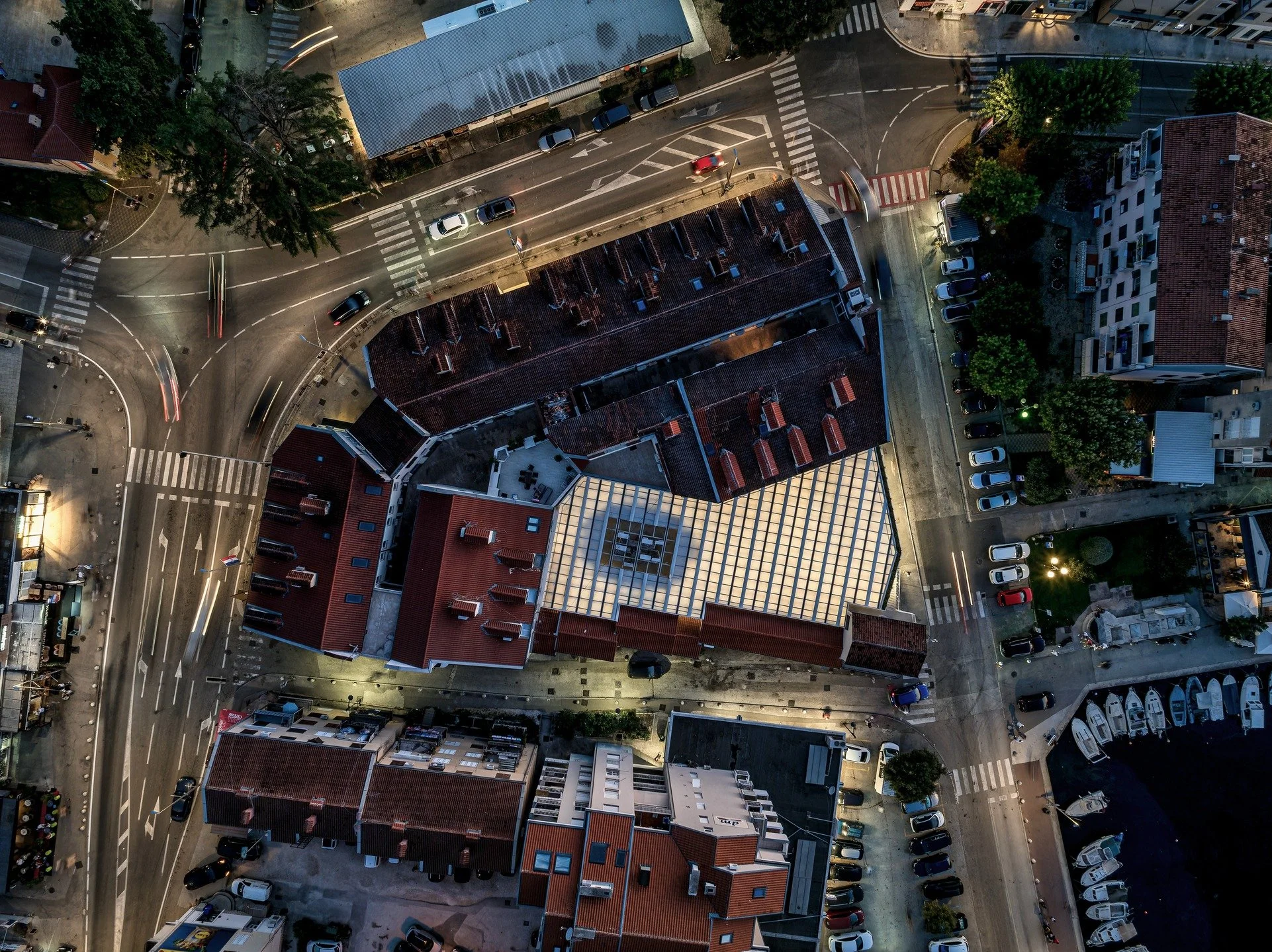 Tržnica i ribarnica / Fish And Food Market, Biograd na Moru

fotografije / photos: @dude.from.above

Tržnica i ribarnica u Biogradu transformirane su iz zapu&scaron;tenog i skrivenog prostora u otvoreni, suvremeni javni ambijent. Uklanjanjem stare ri